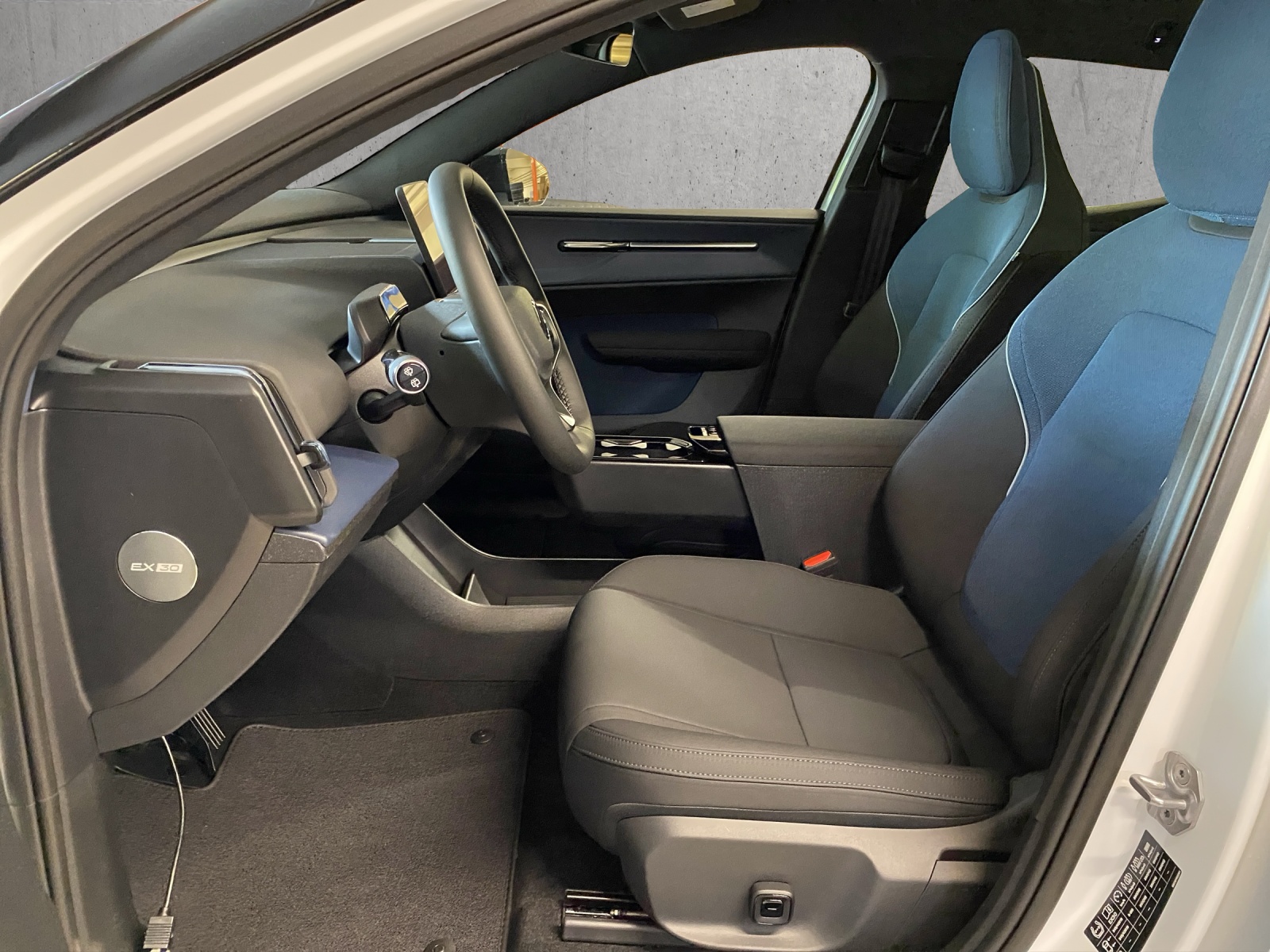 VOLVO EX30 E60 69kWh Twin Ultra-image-7