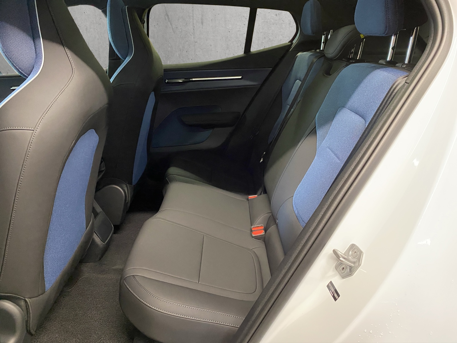 VOLVO EX30 E60 69kWh Twin Ultra-image-12