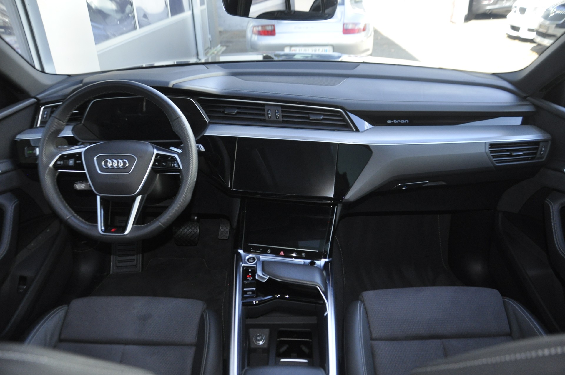 AUDI e-tron 55 S Line Black Edition quattro I Anhängerkupplung I Panorama-Glasdach-image-8