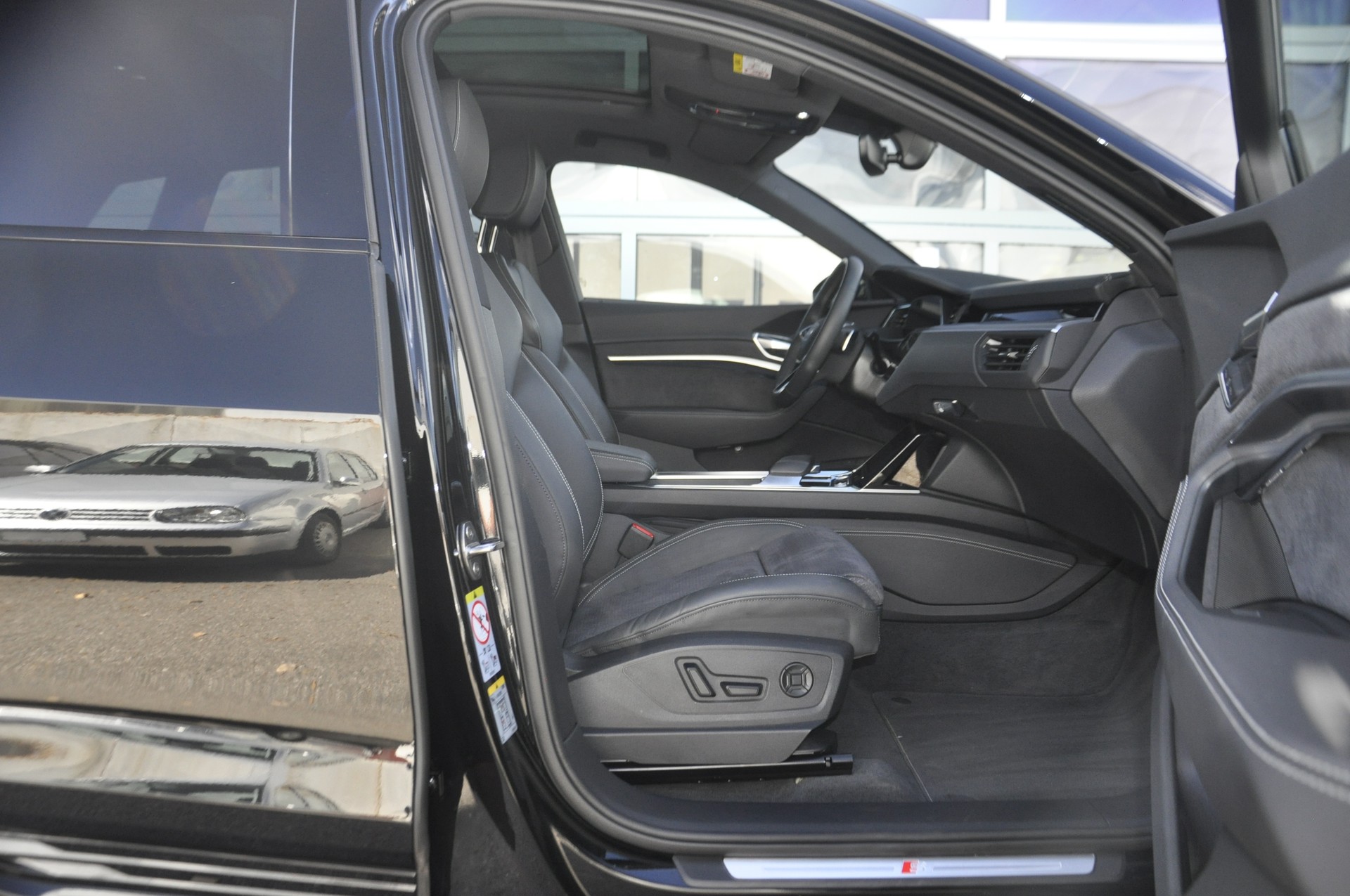 AUDI e-tron 55 S Line Black Edition quattro I Anhängerkupplung I Panorama-Glasdach-image-5