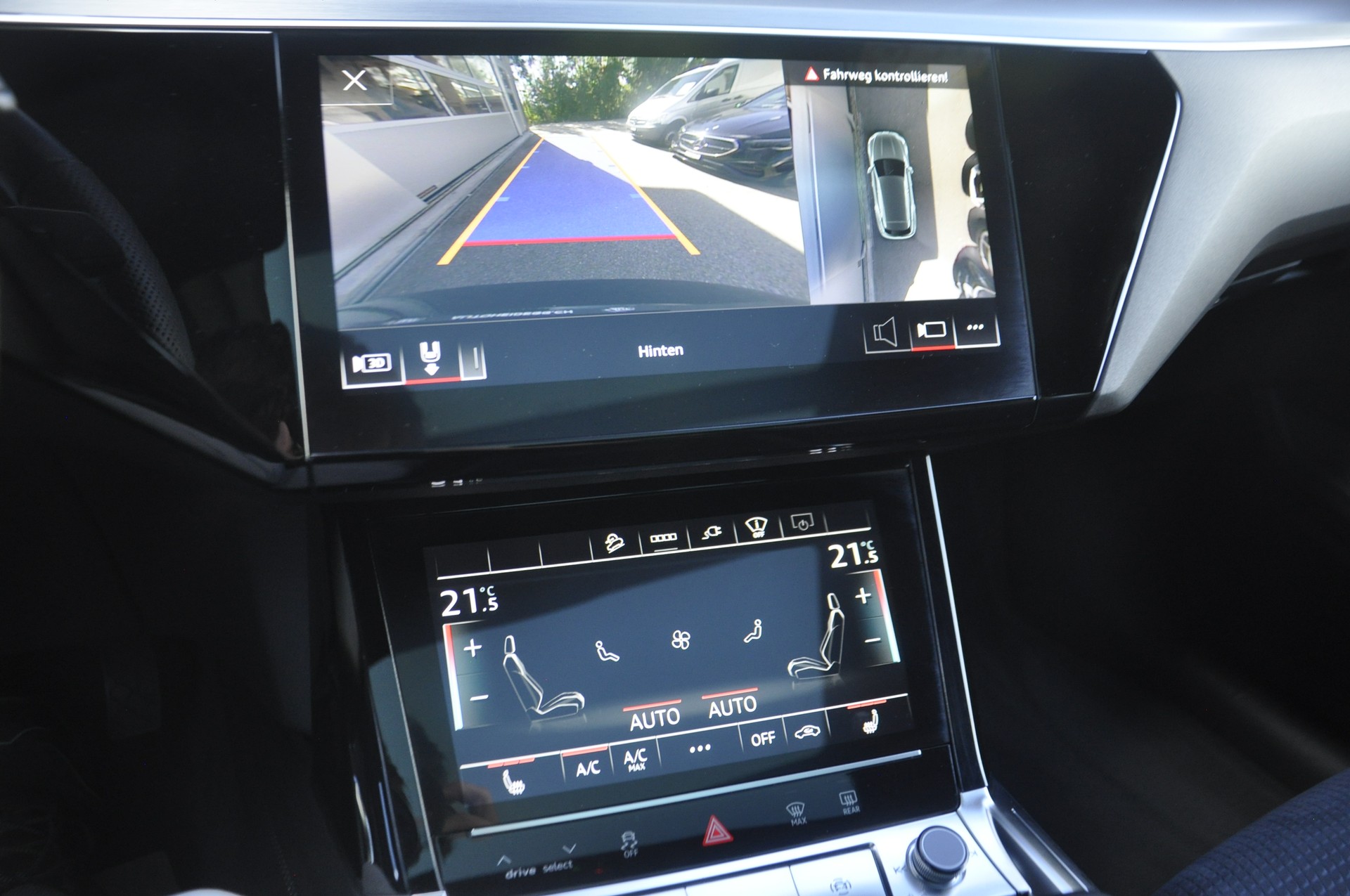 AUDI e-tron 55 S Line Black Edition quattro I Anhängerkupplung I Panorama-Glasdach-image-9