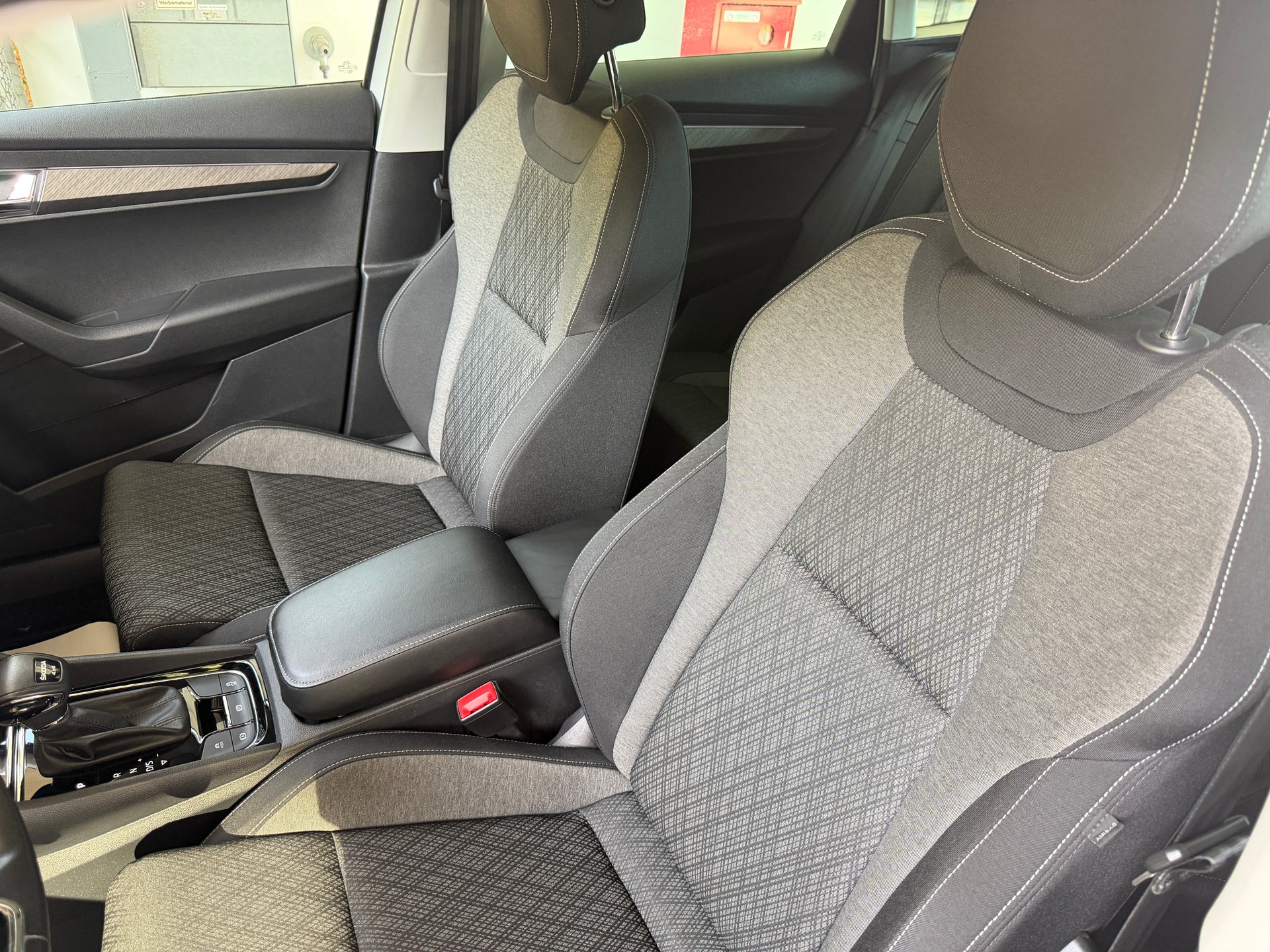 SKODA Karoq 2.0 TDI CR Selection 4x4 DSG-image-9