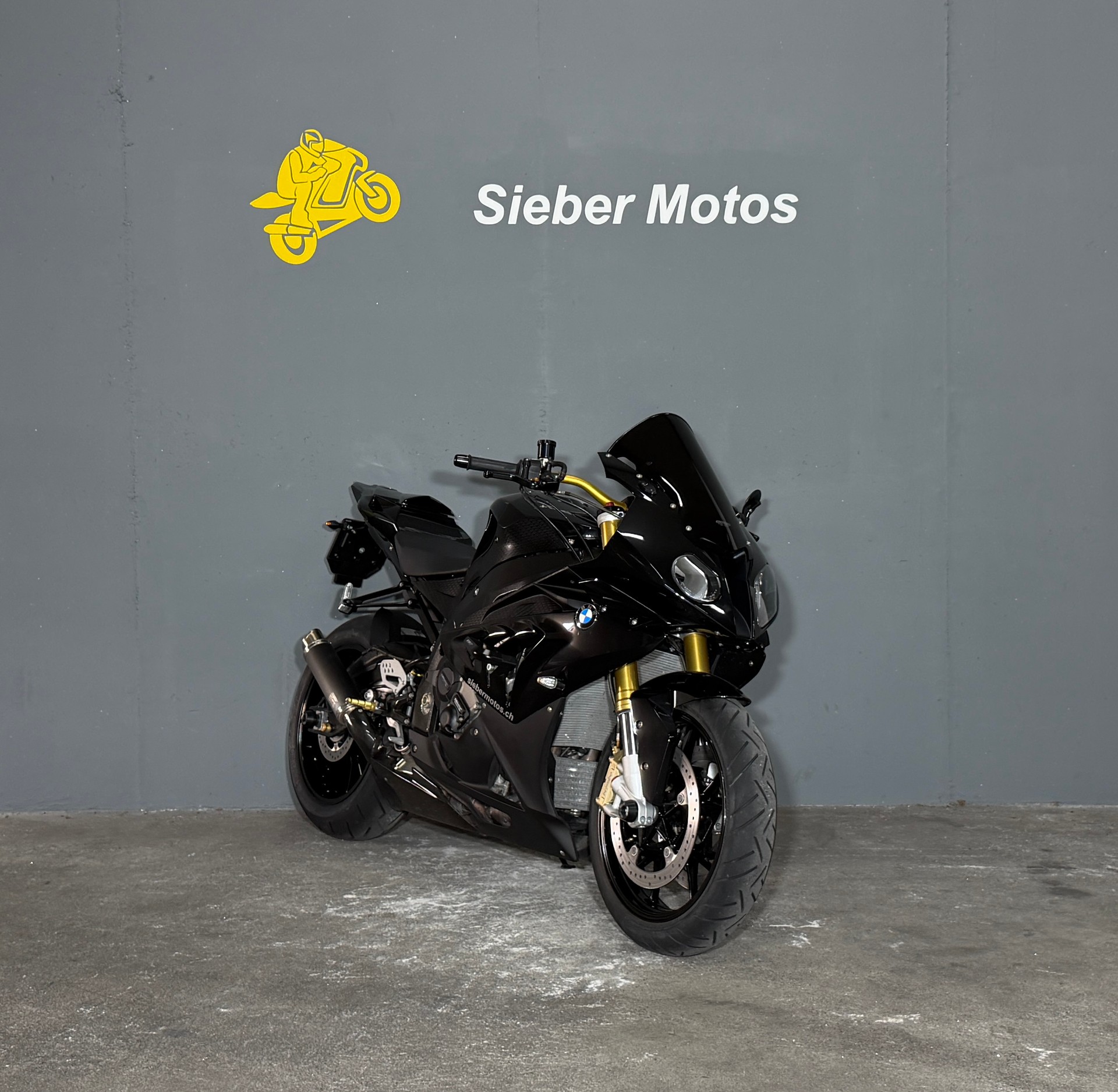 BMW S1000RR-showroom-element-1