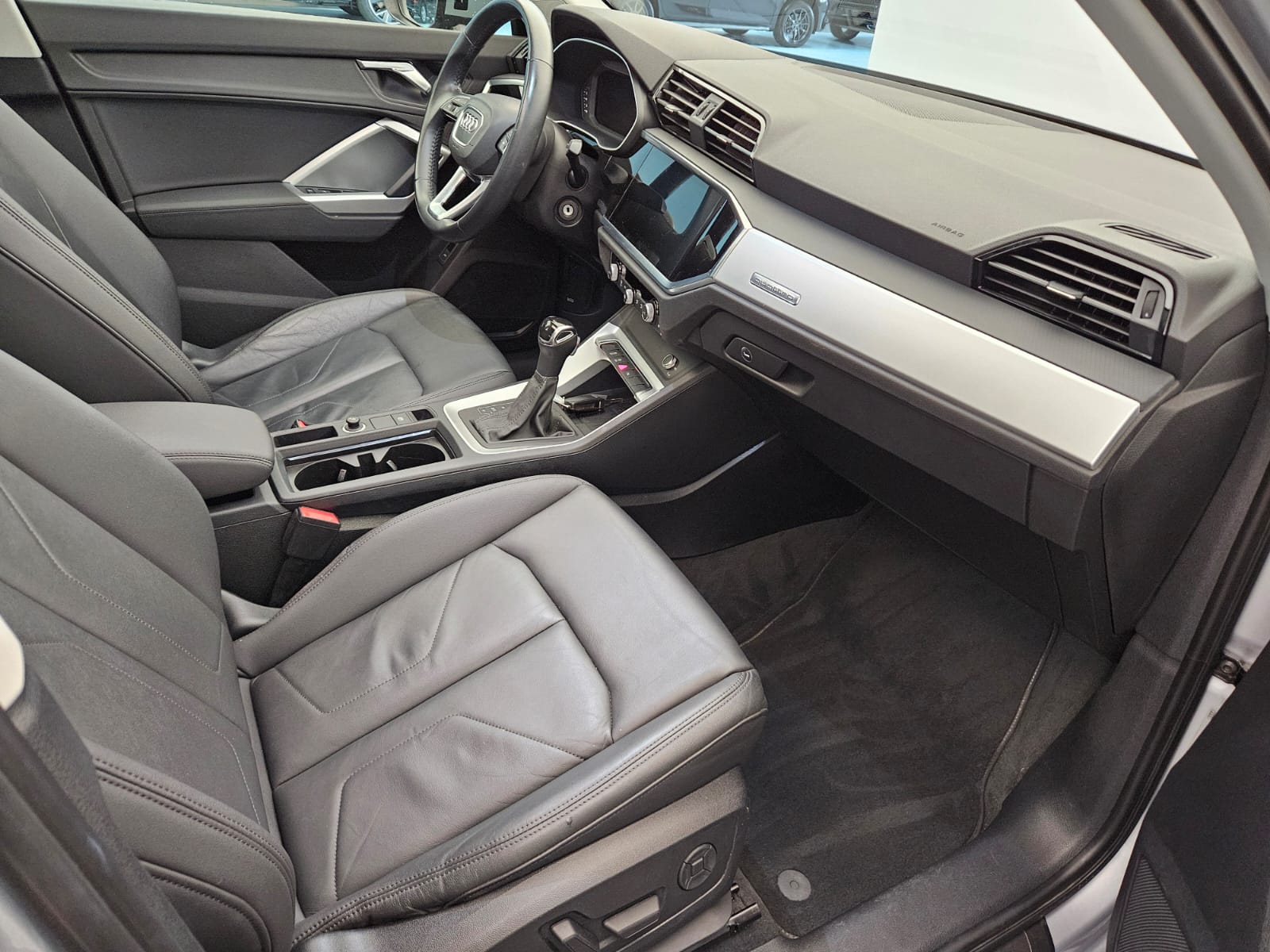 AUDI Q3 40 TFSI quattro S-tronic-image-11