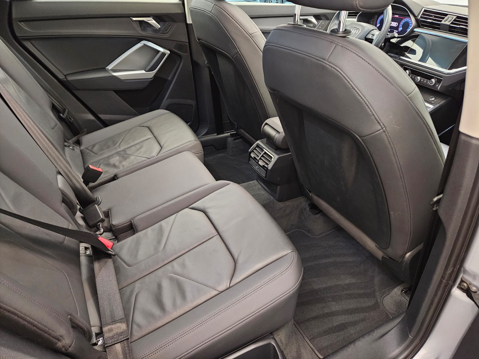 AUDI Q3 40 TFSI quattro S-tronic-image-13