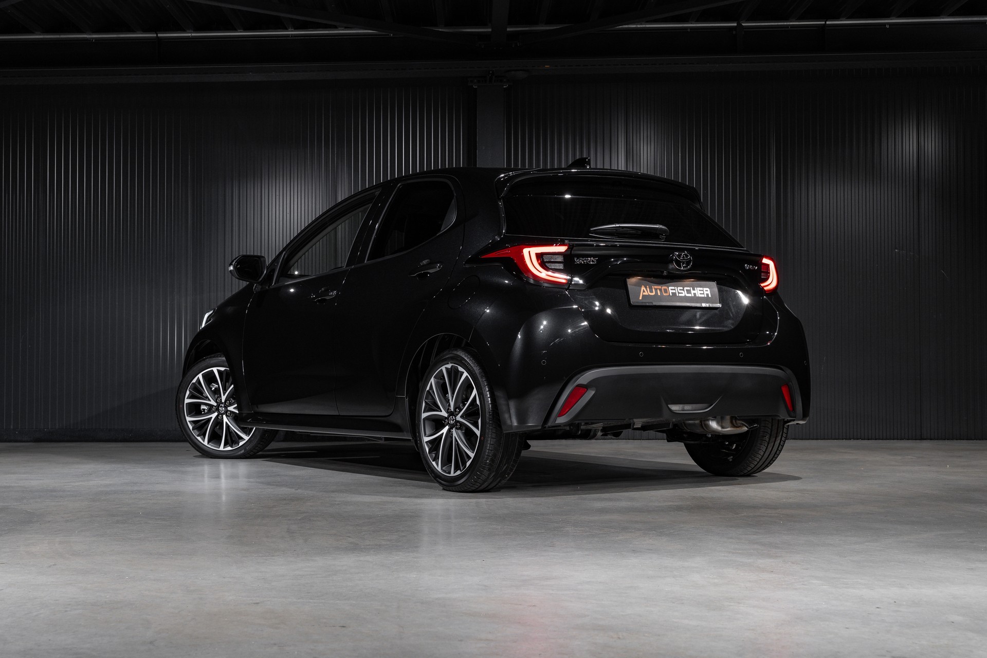 TOYOTA Yaris 1.5 e-CVT-image-1
