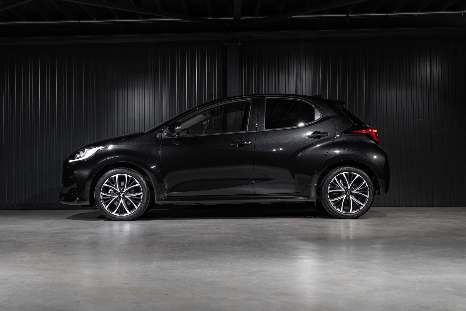 TOYOTA Yaris 1.5 e-CVT-image-2