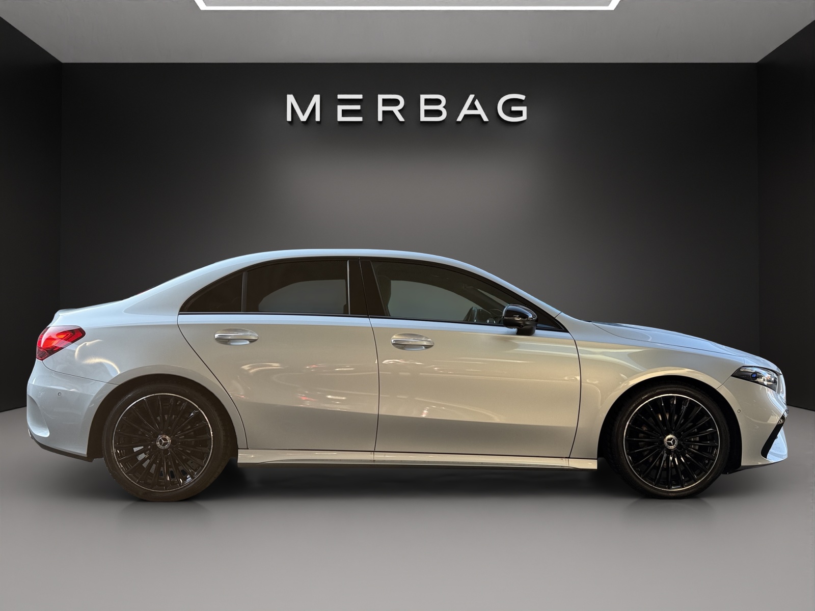 MERCEDES-BENZ A 180 AMG Line 7G-DCT Sedan-image-4
