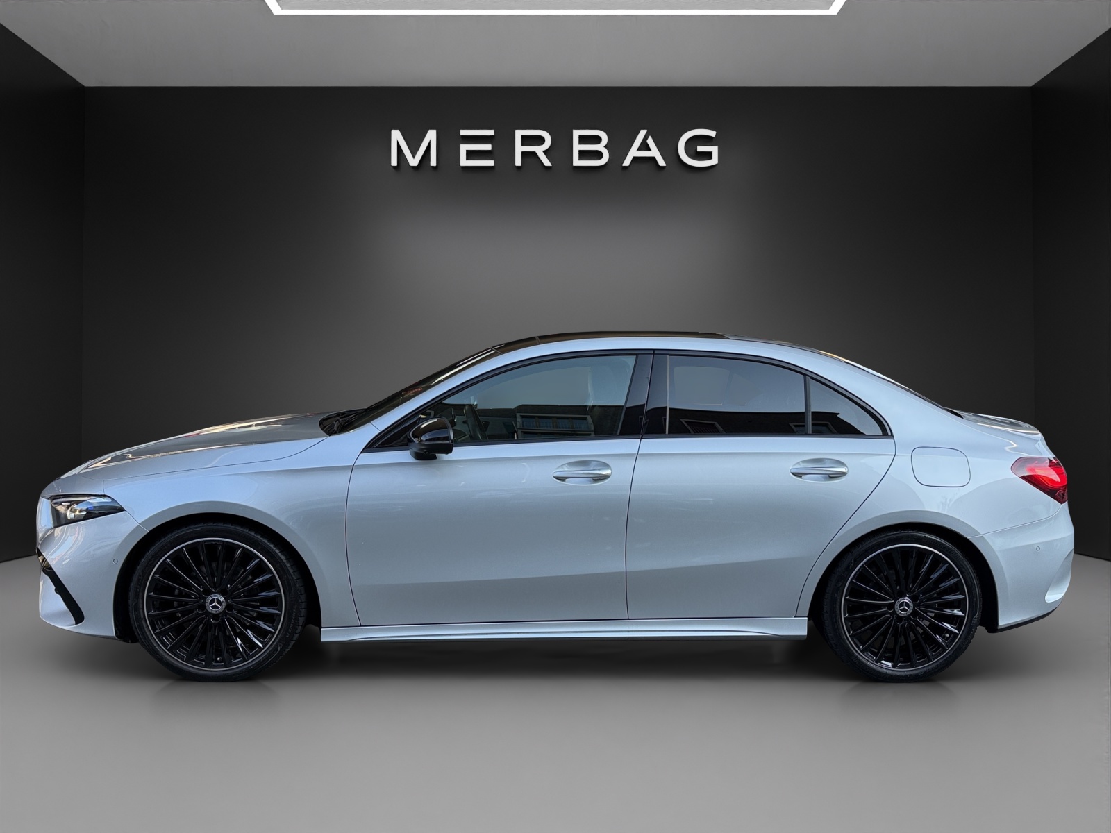 MERCEDES-BENZ A 180 AMG Line 7G-DCT Sedan-image-3