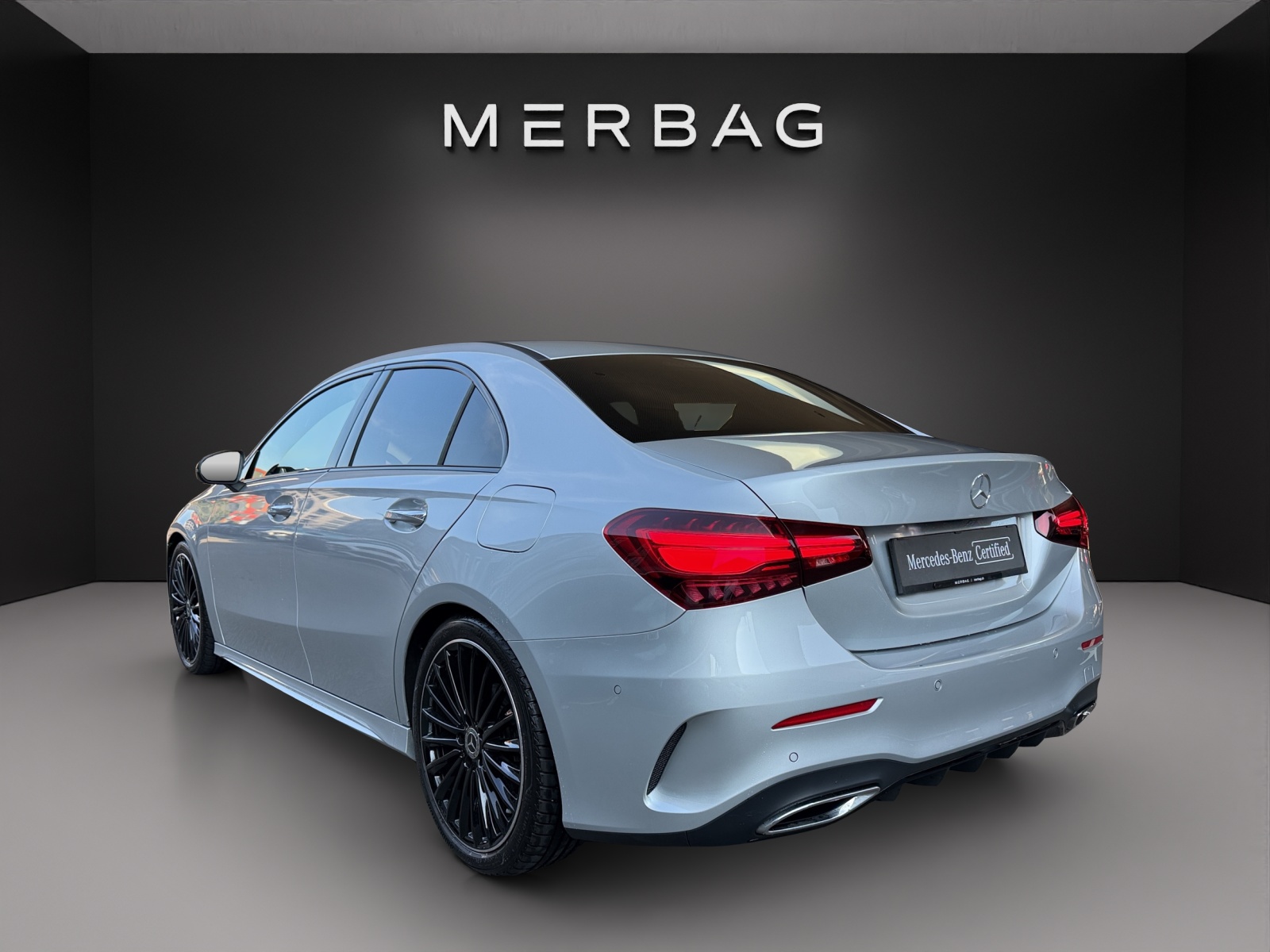 MERCEDES-BENZ A 180 AMG Line 7G-DCT Sedan-image-5