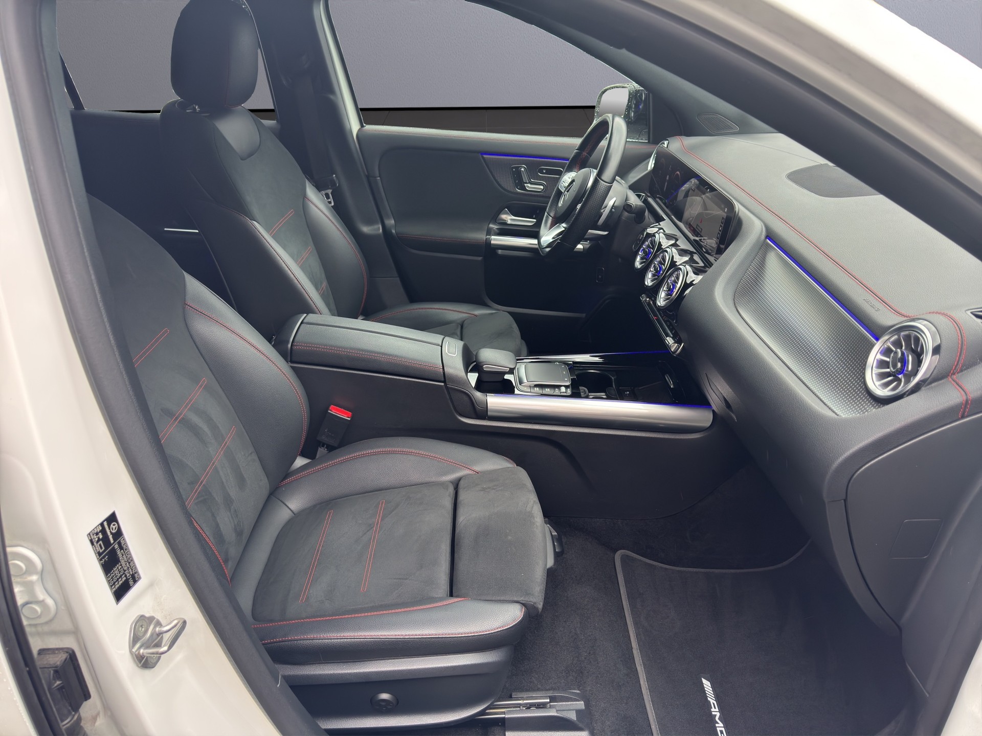 MERCEDES-BENZ EQA 250 AMG Line-image-15