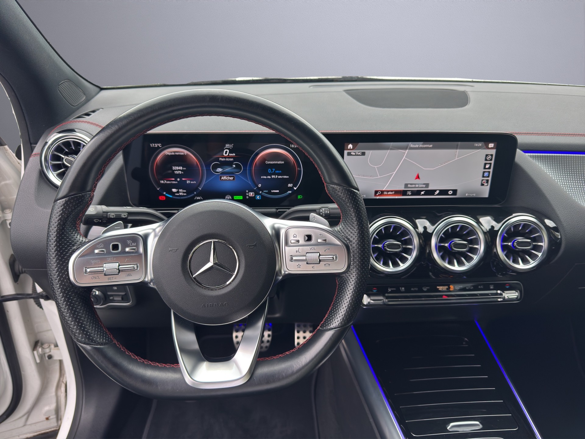 MERCEDES-BENZ EQA 250 AMG Line-image-12