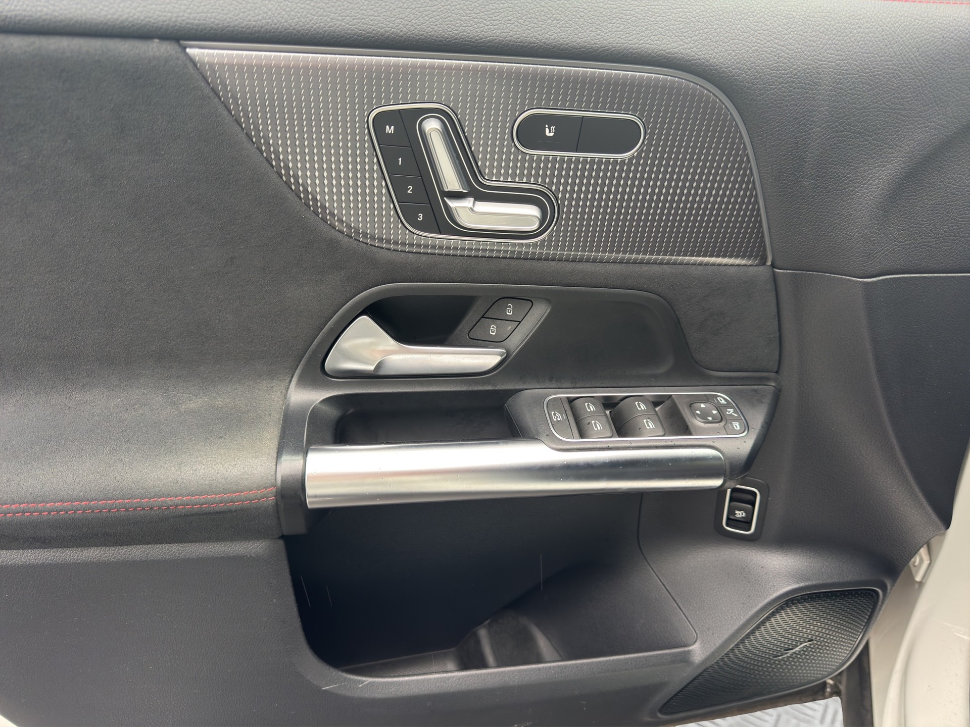 MERCEDES-BENZ EQA 250 AMG Line-image-9