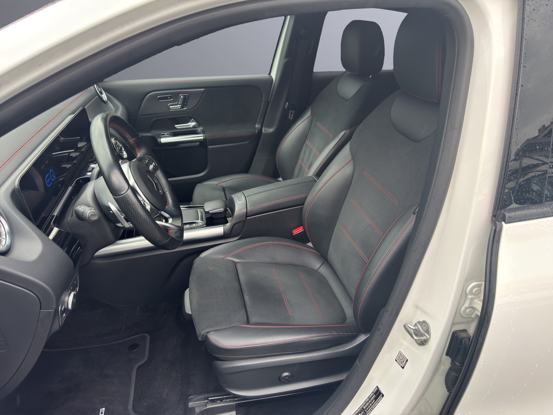 MERCEDES-BENZ EQA 250 AMG Line-image-10