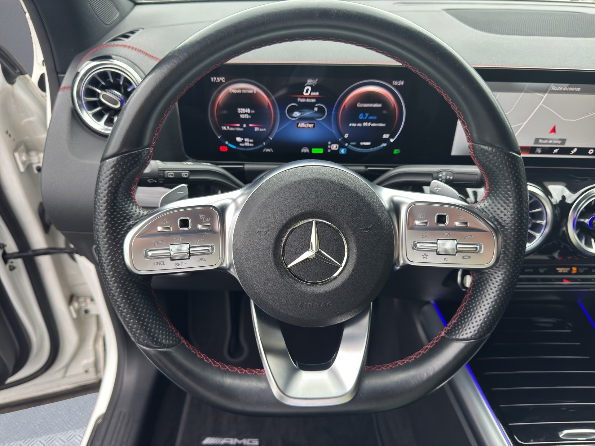 MERCEDES-BENZ EQA 250 AMG Line-image-11
