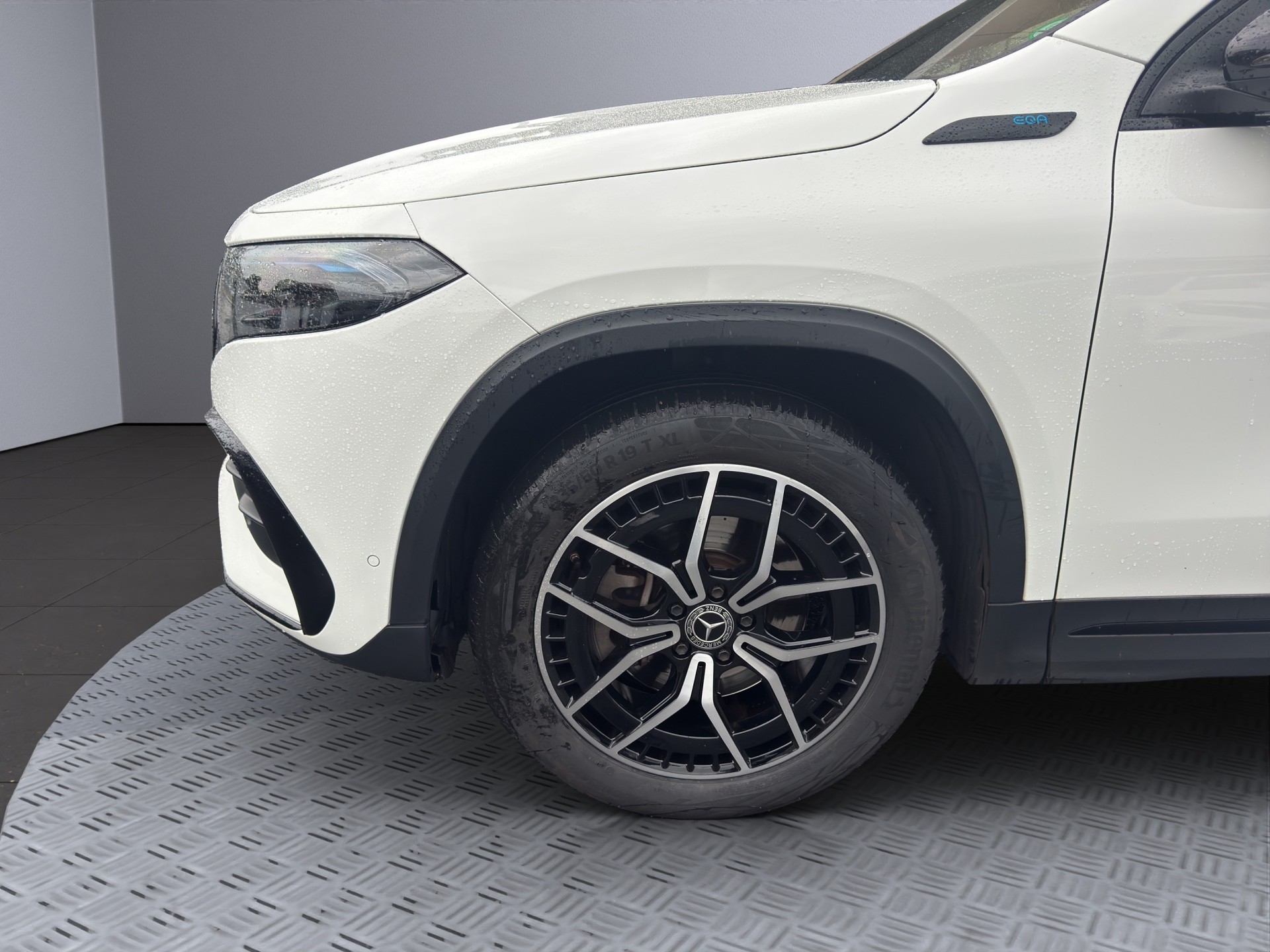 MERCEDES-BENZ EQA 250 AMG Line-image-8
