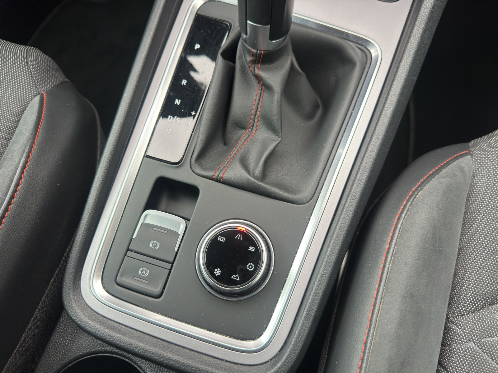 SEAT Ateca 2.0 TSI Hola FR 4Drive DSG-image-14