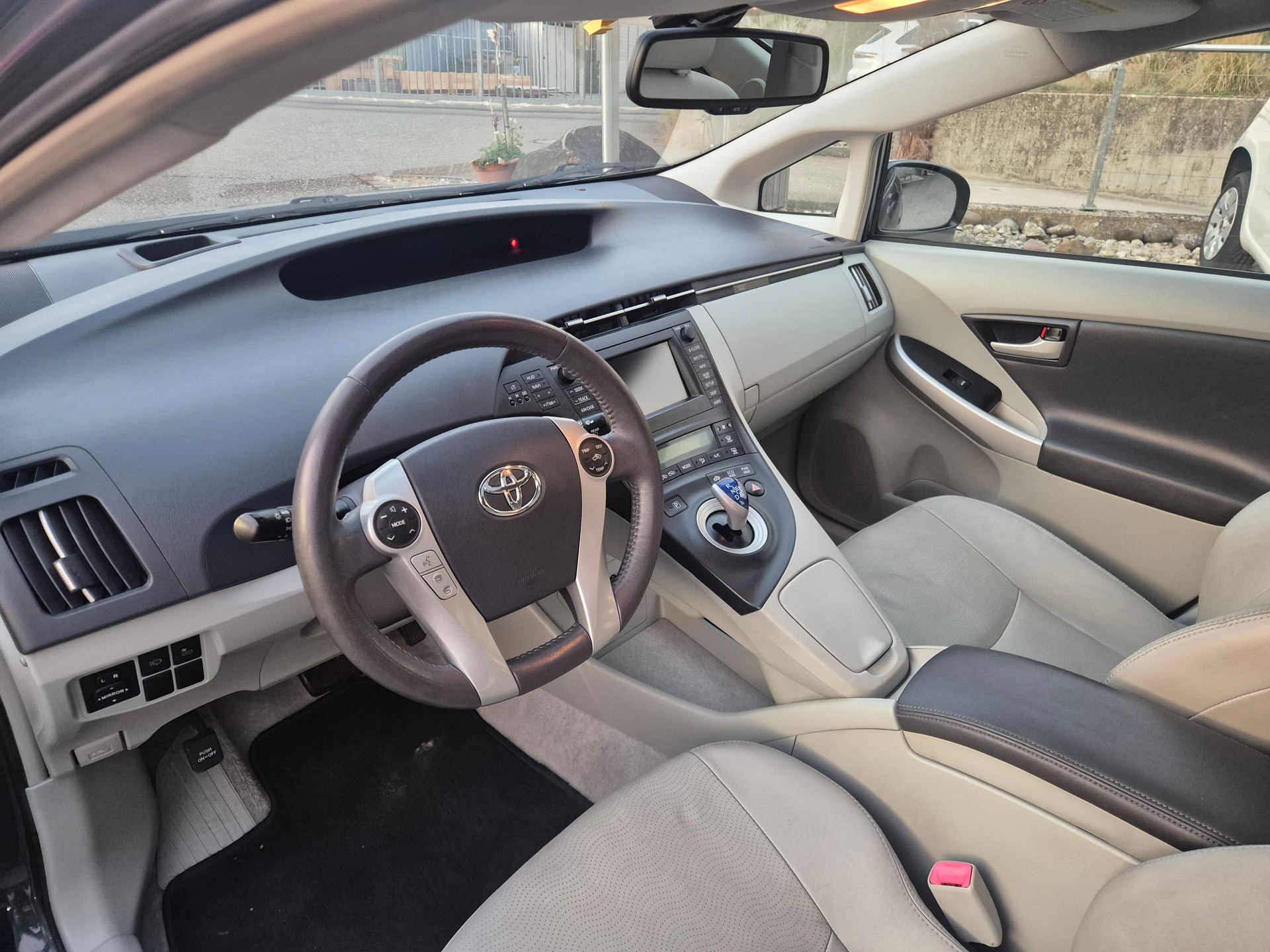 TOYOTA Prius 1.8 16V HSD Sol Premium-image-12