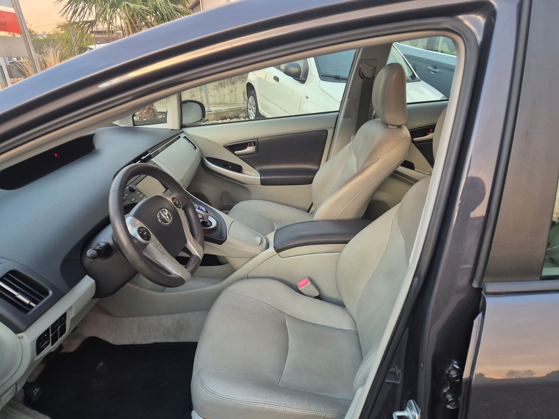 TOYOTA Prius 1.8 16V HSD Sol Premium-image-9