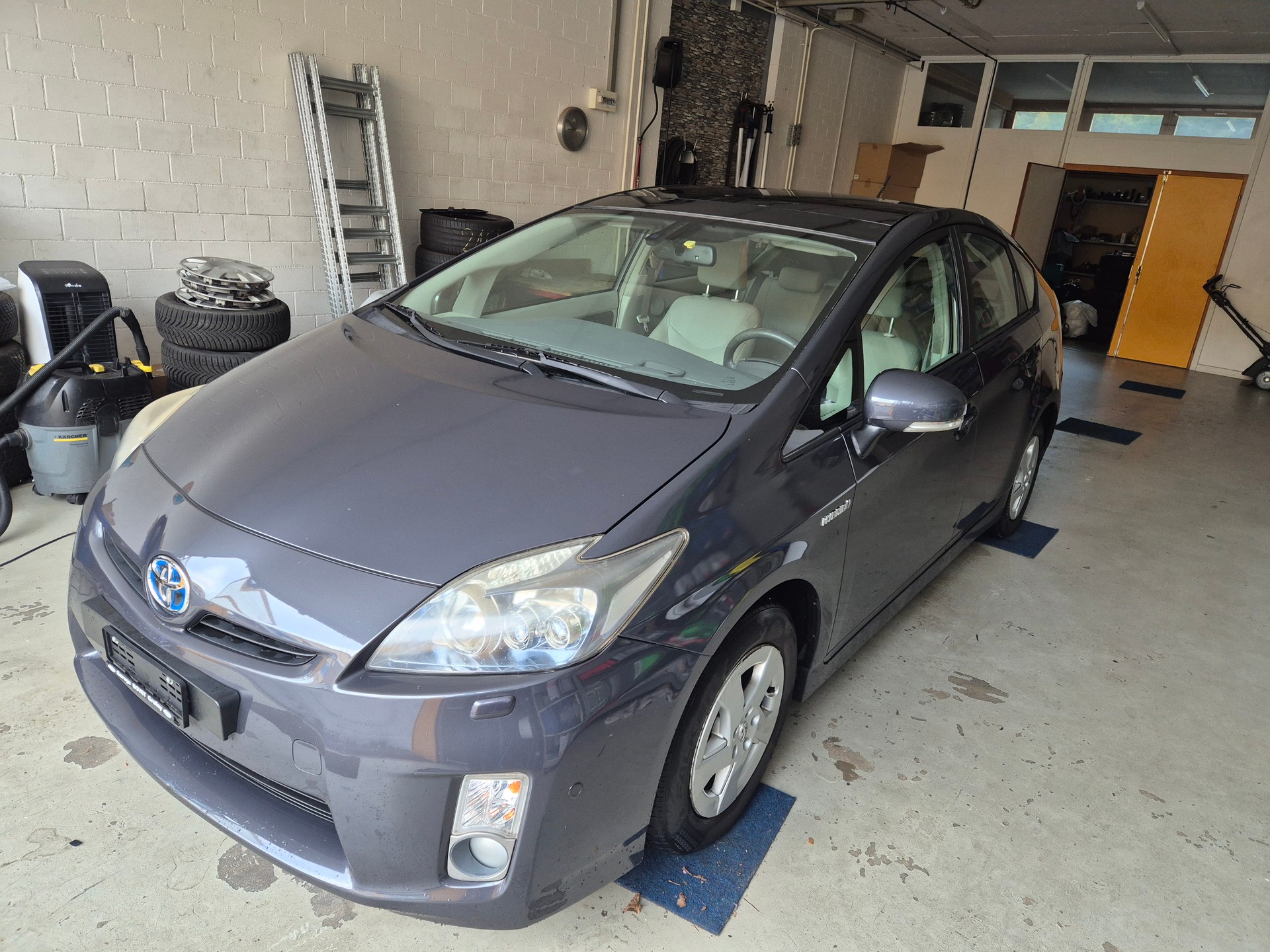 TOYOTA Prius 1.8 16V HSD Sol Premium-image-1