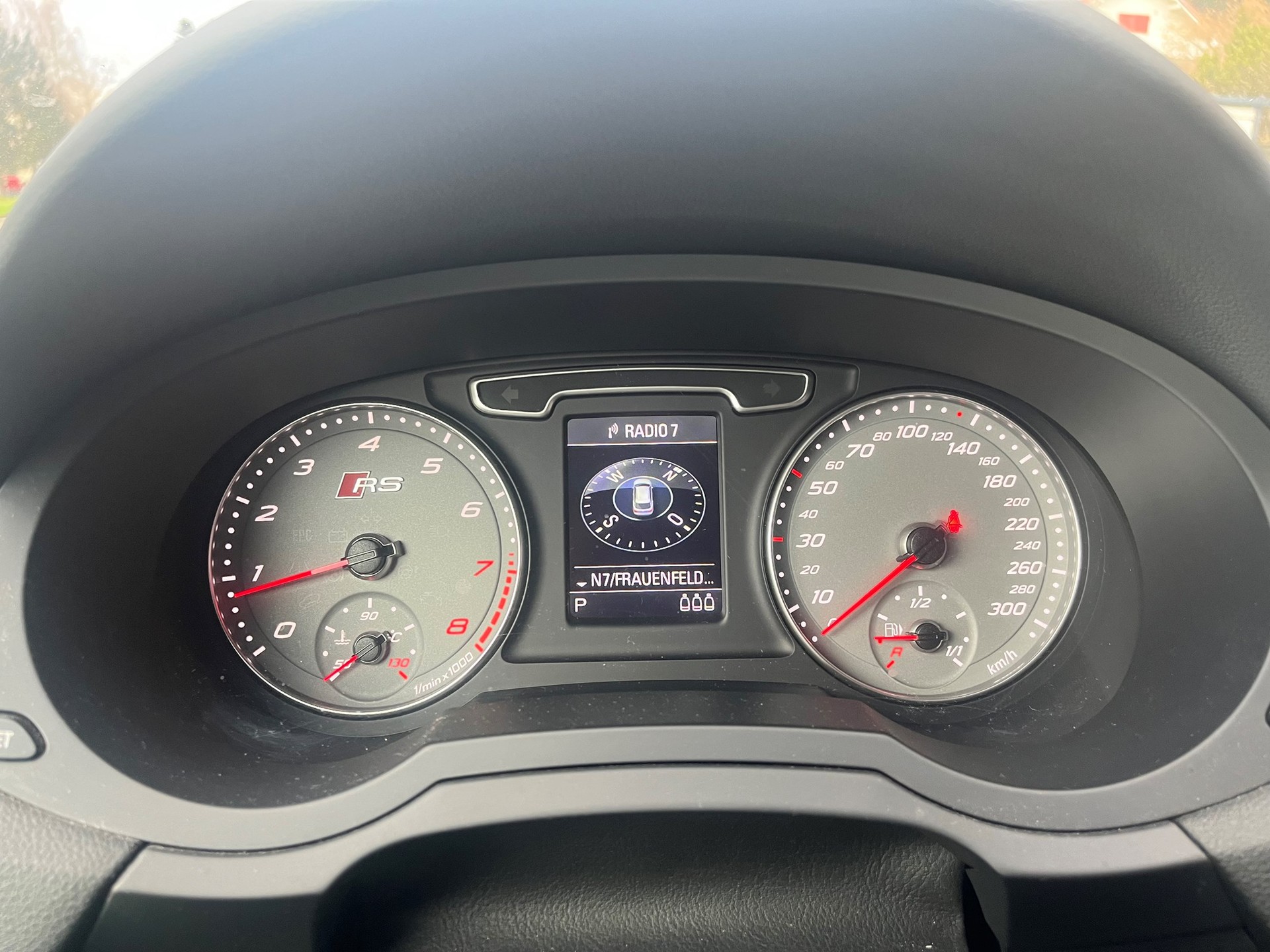 AUDI RS Q3 2.5 TFSI quattro S-tronic-image-14