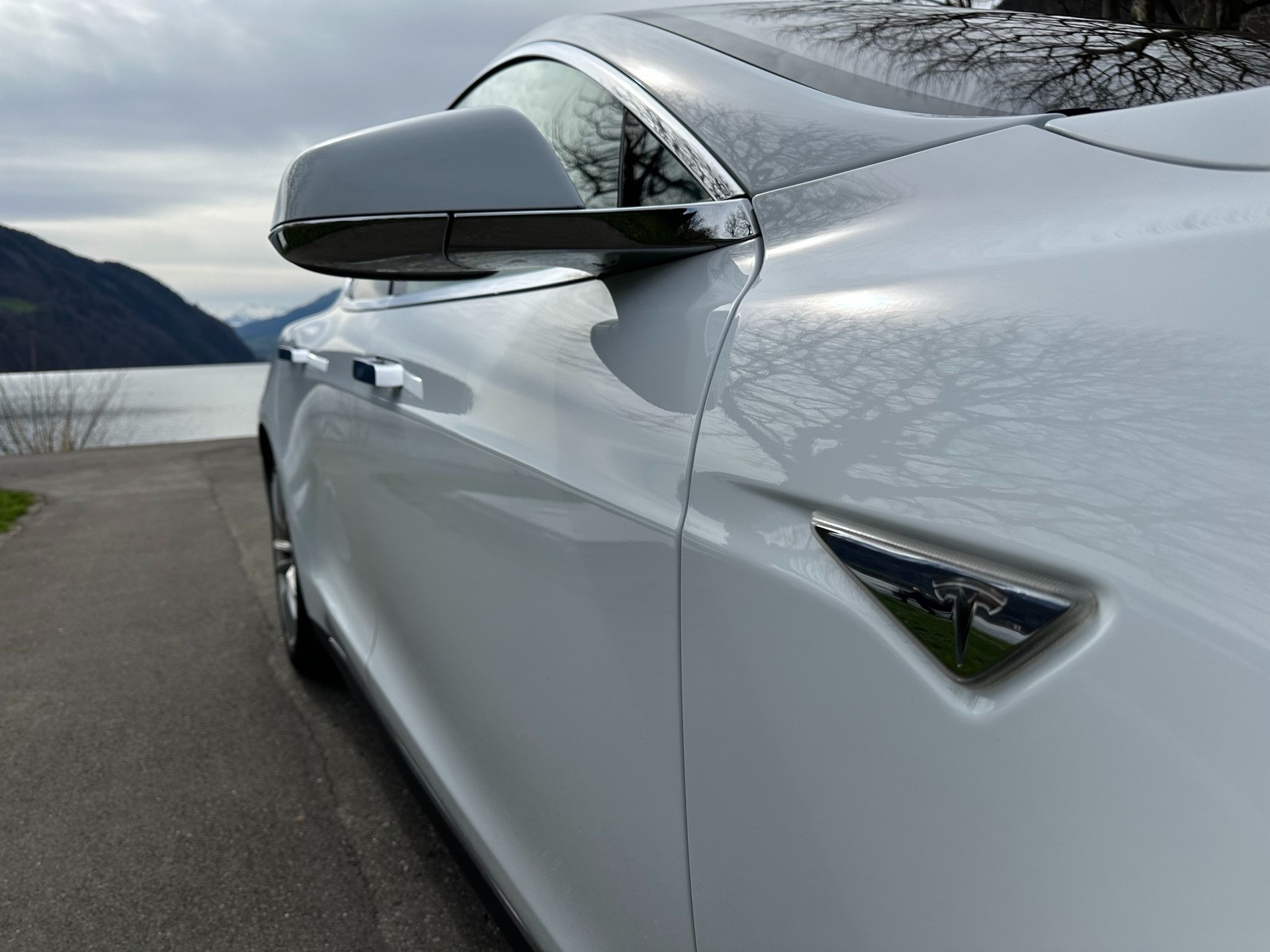 TESLA Model S 70 D-image-15