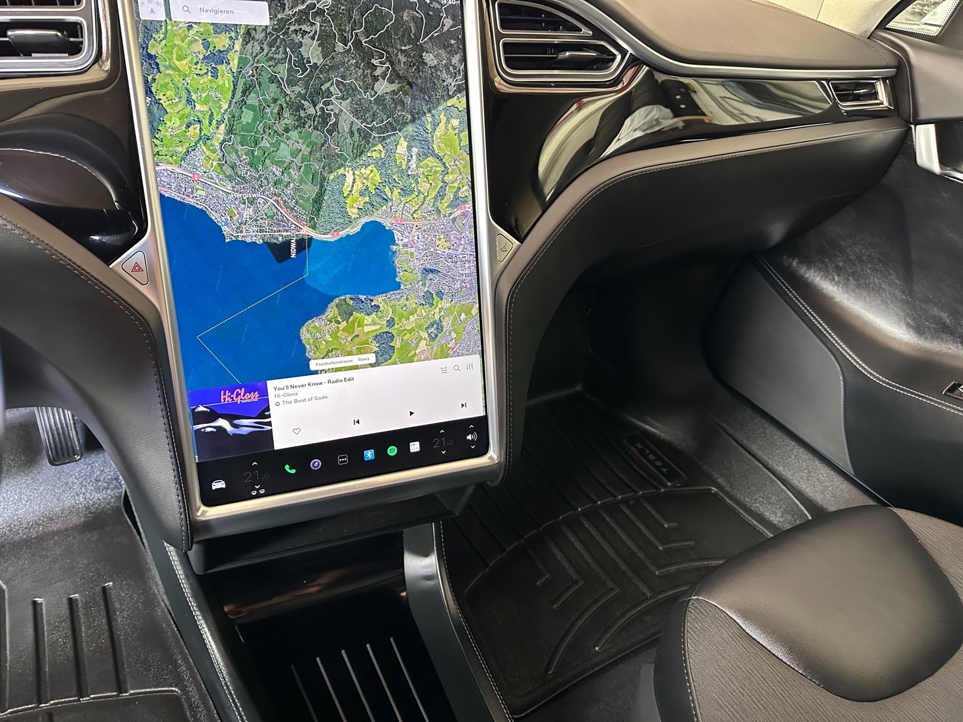 TESLA Model S 70 D-image-16