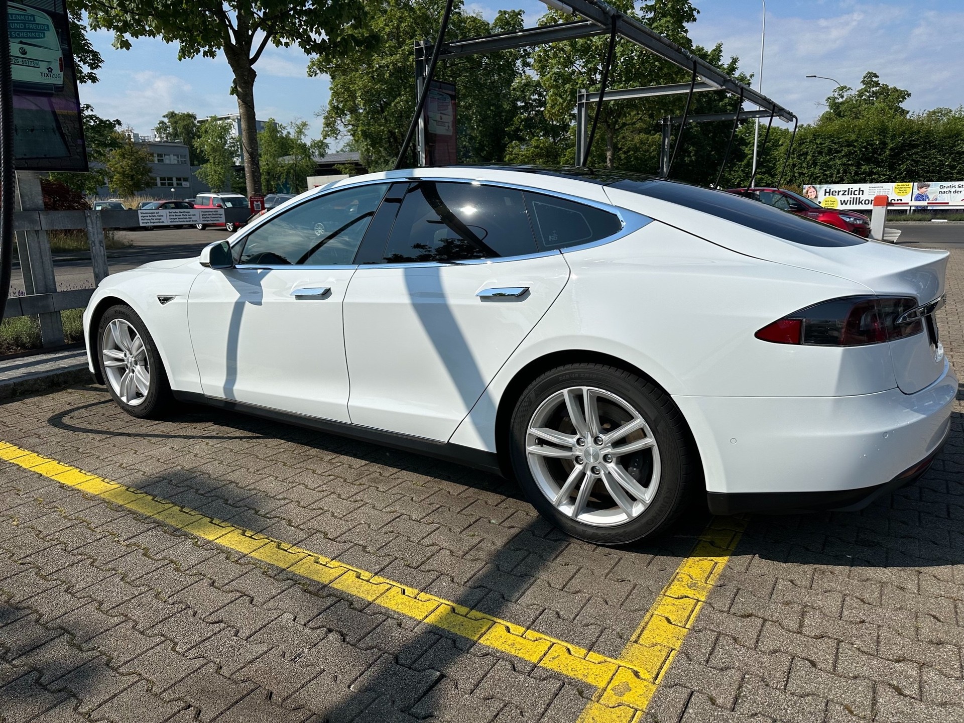 TESLA Model S 70 D-image-18