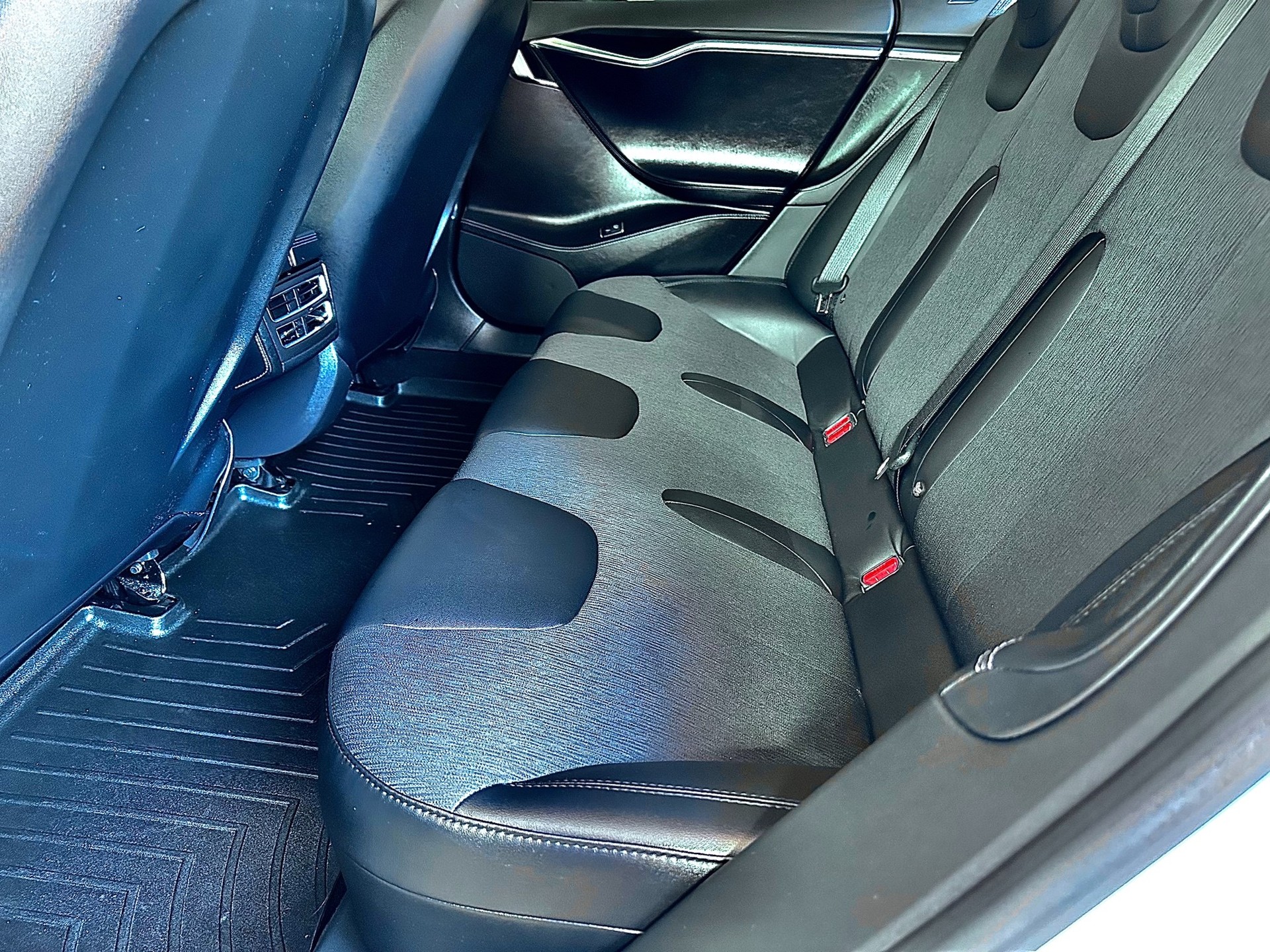 TESLA Model S 70 D-image-4
