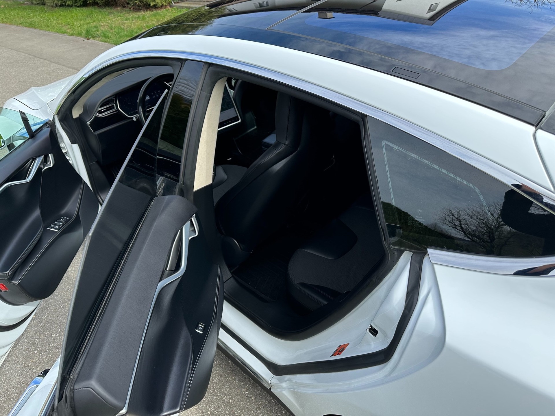 TESLA Model S 70 D-image-7