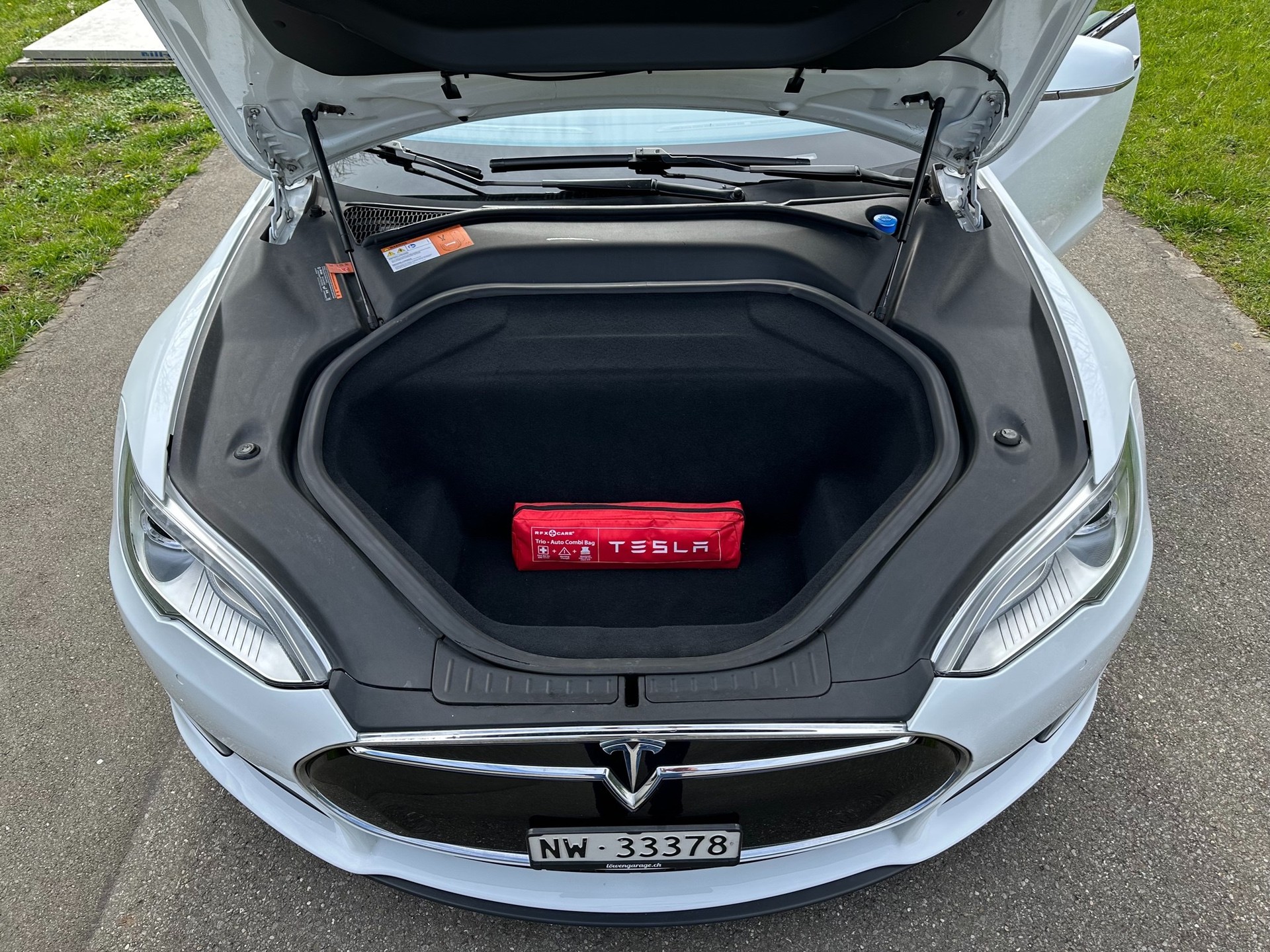 TESLA Model S 70 D-image-8