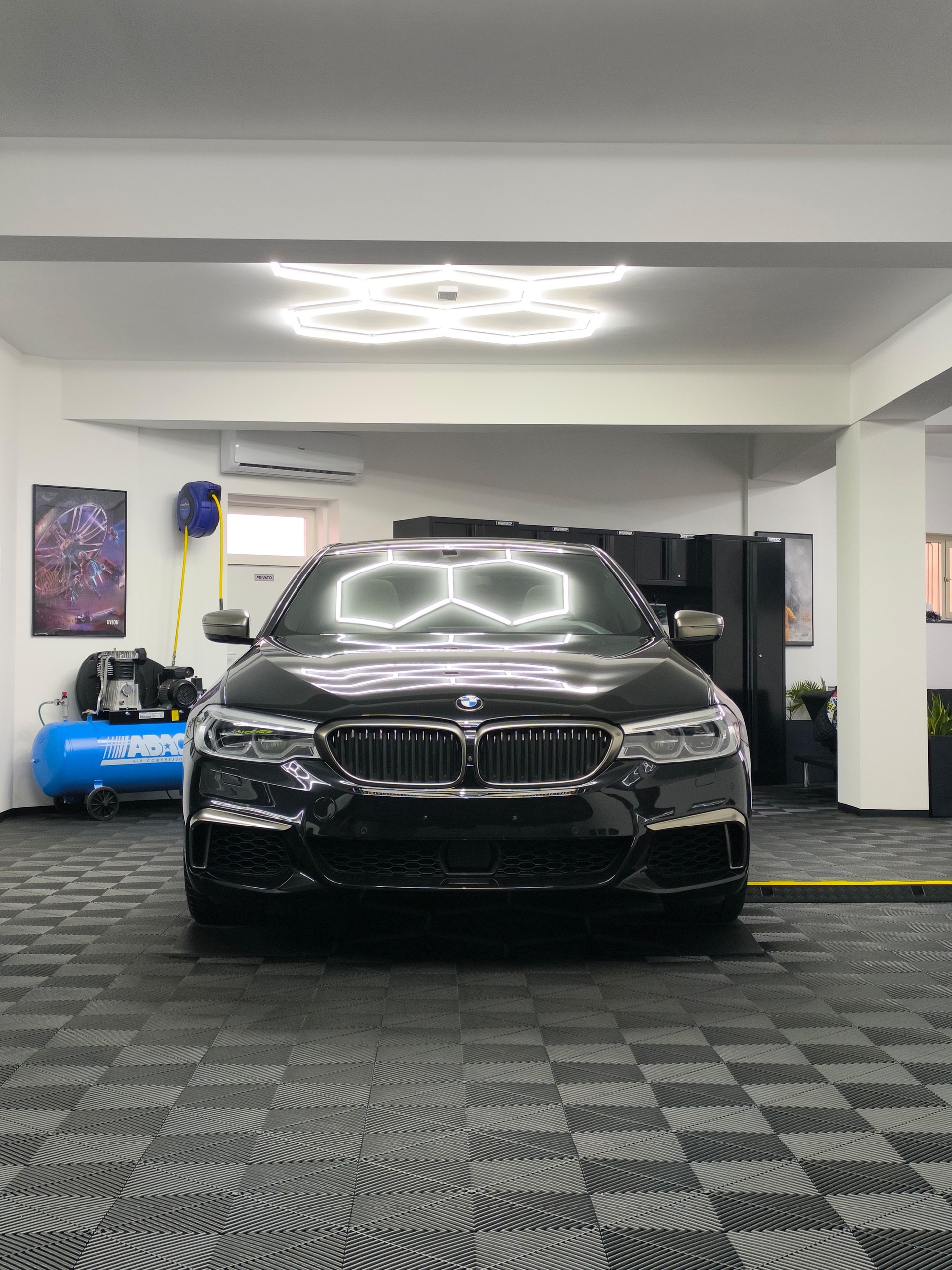 BMW M550i xDrive Steptronic-image-0