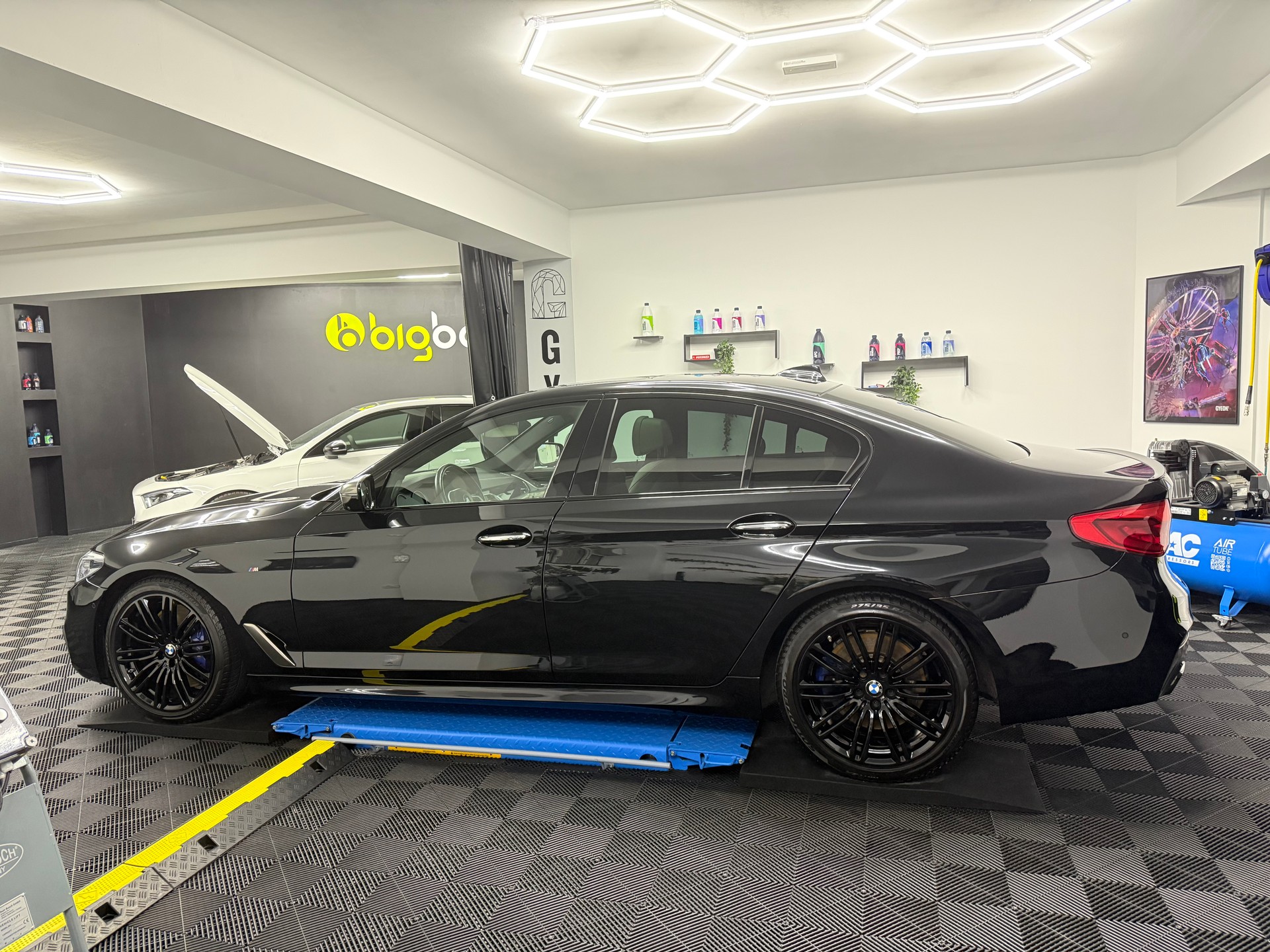 BMW M550i xDrive Steptronic-image-2