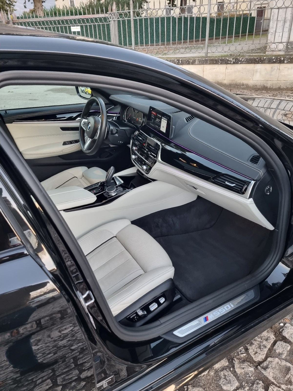 BMW M550i xDrive Steptronic-image-3