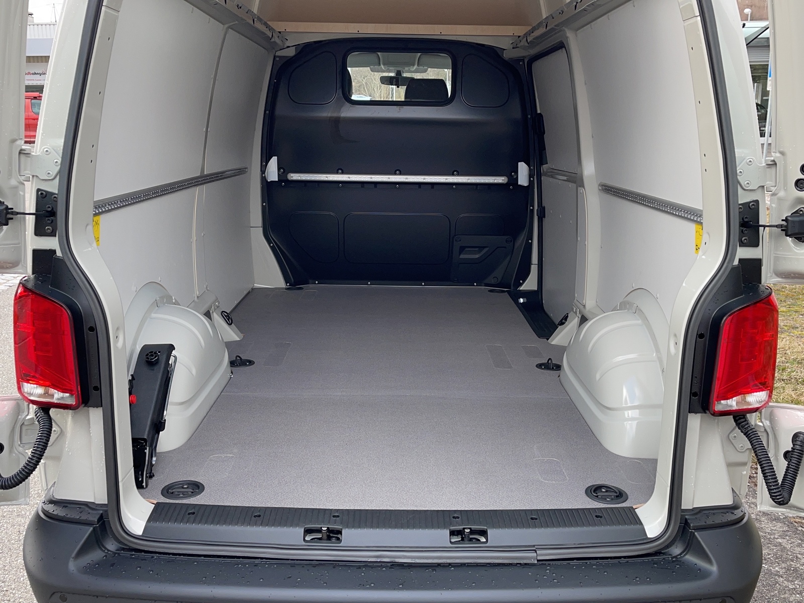 VW T6.1 2.0 TDI DSG-image-4