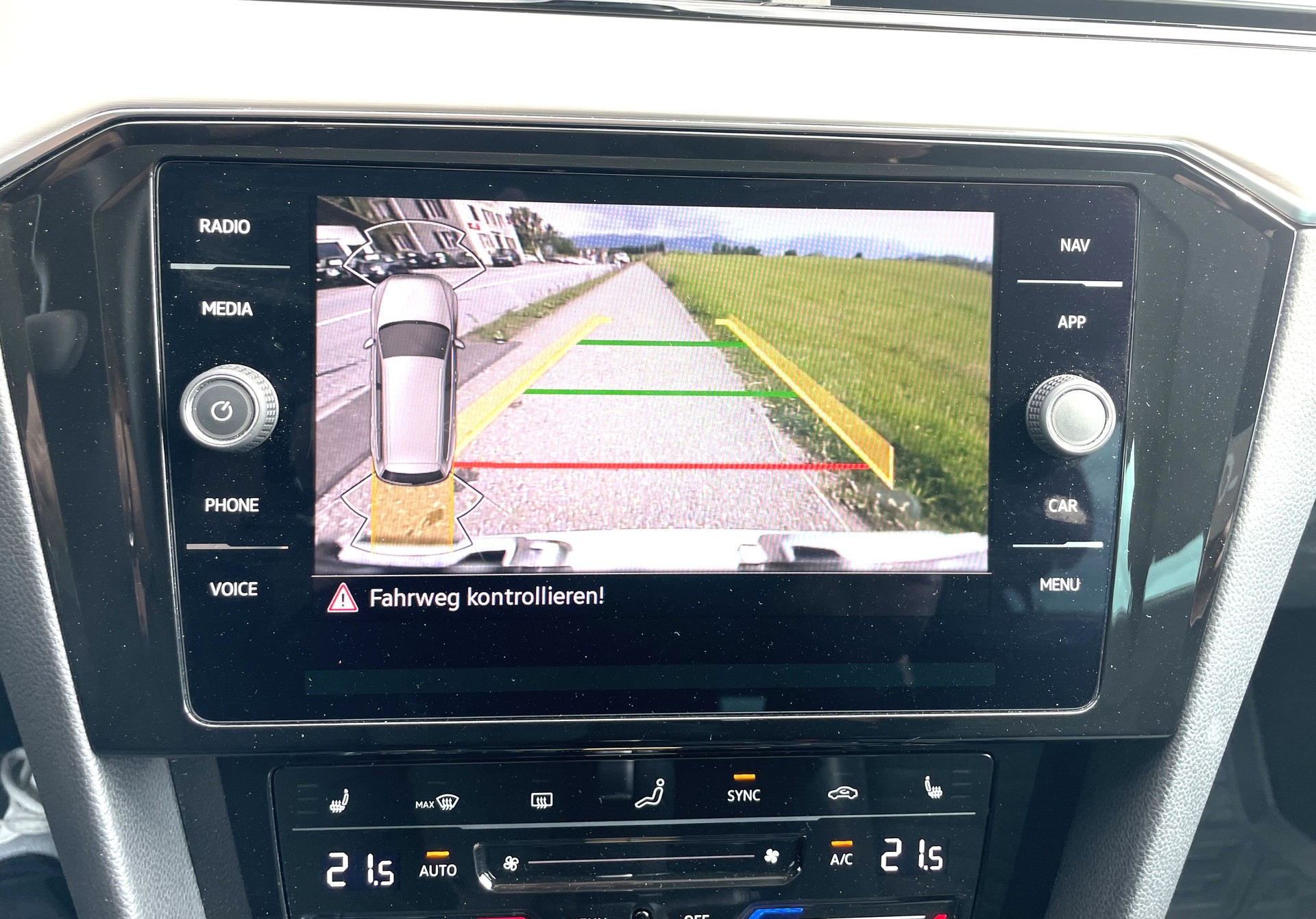 VW Passat 2.0 TDI BMT Elegance 4Motion DSG-image-5