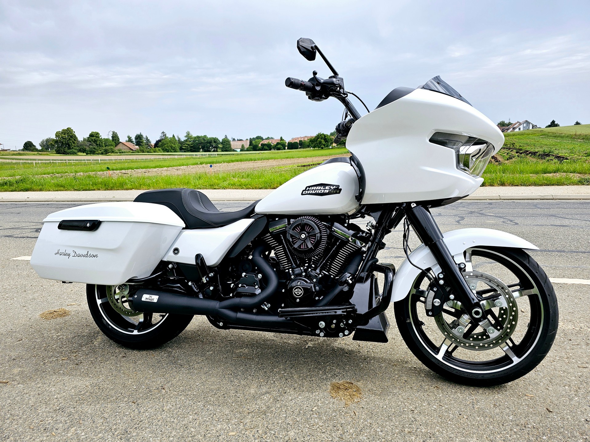 HARLEY-DAVIDSON FLTRX Road Glide Black Finish 117