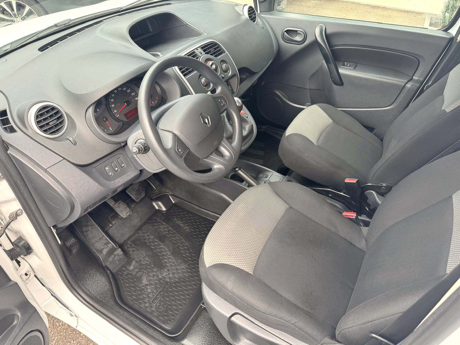 RENAULT Maxi dCi115E-image-1