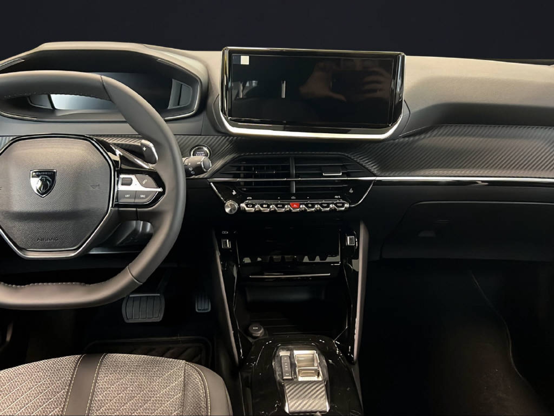 PEUGEOT 2008 1.2 Hybrid Allure Premium-image-6