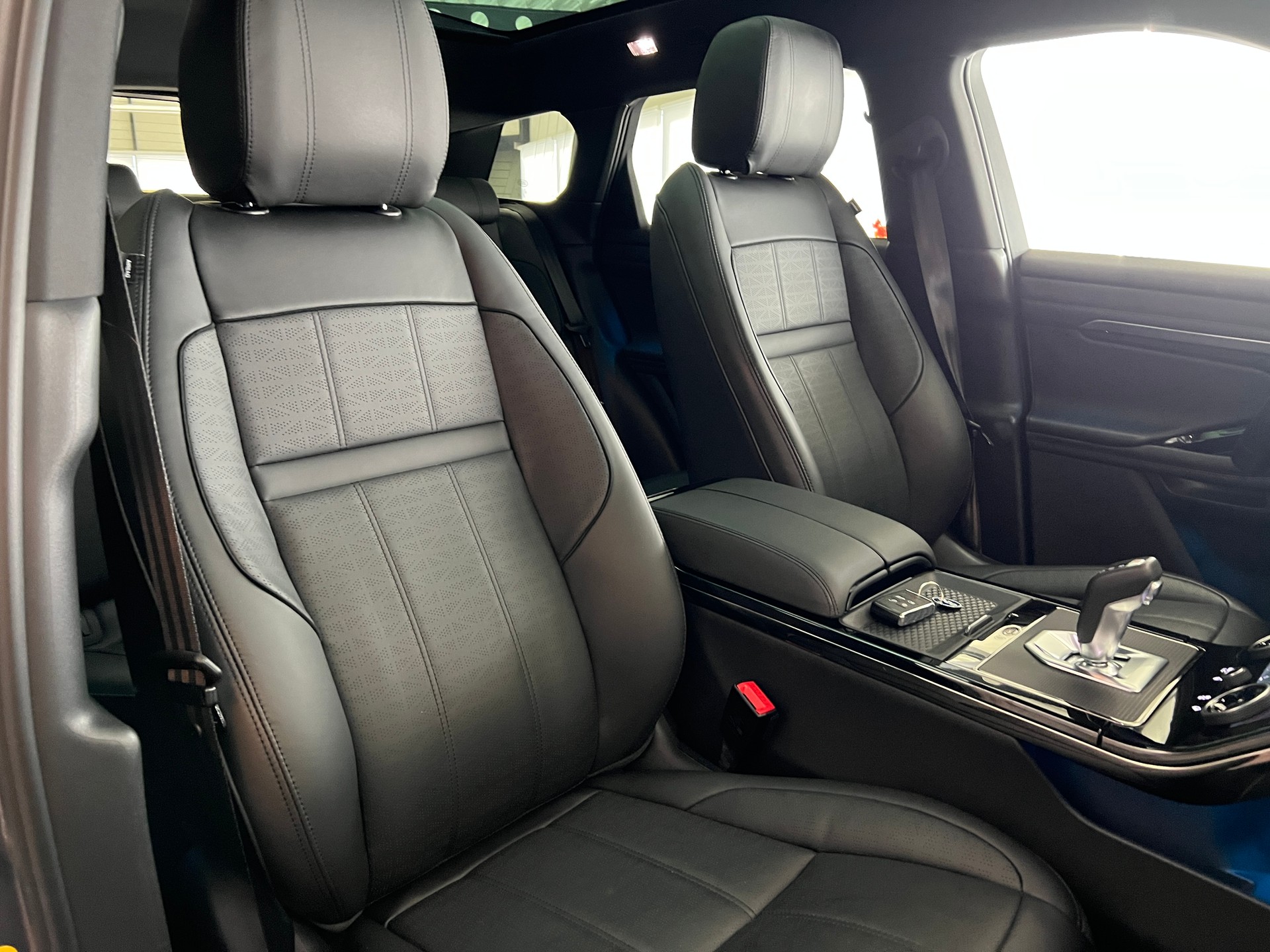 LAND ROVER Range Rover Evoque R-Dynamic P 250 SE AT9-image-24