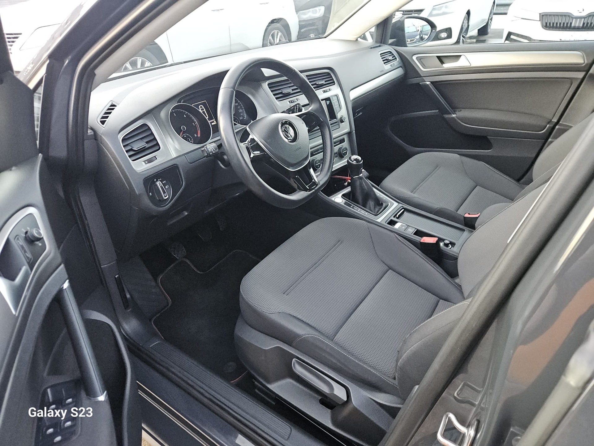 VW Golf Variant 1.6 TDI Comfortline 4Motion-image-9
