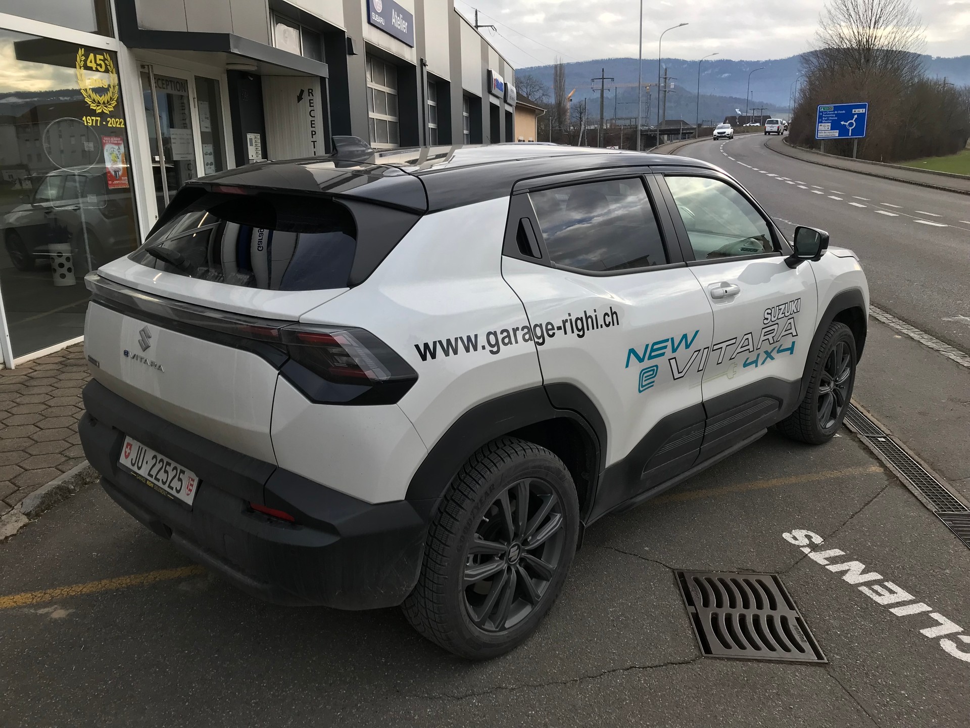 SUZUKI E-Vitara Compact Top 4x4-image-1