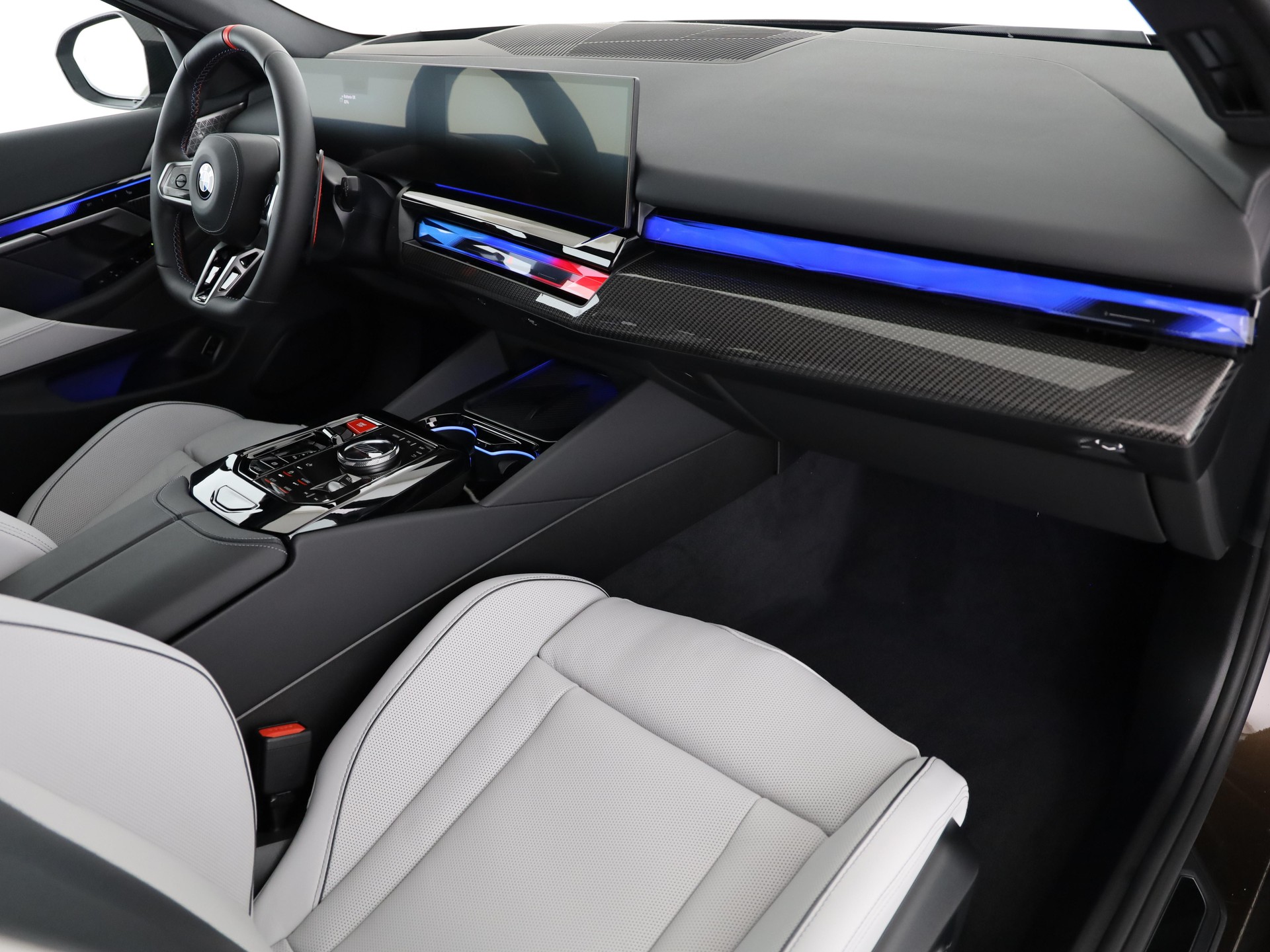 BMW M5 xDrive Touring-image-16