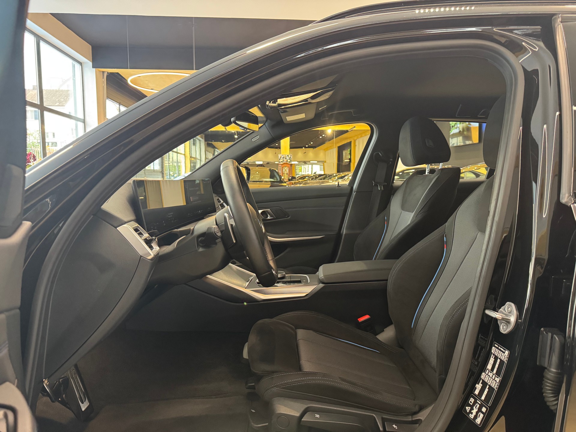 BMW 330i Touring xDrive Steptronic M Sport-image-15