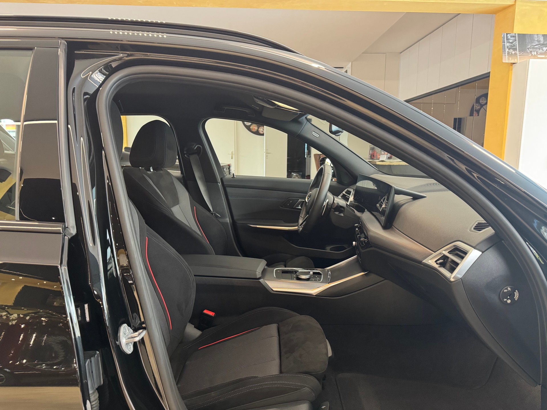 BMW 330i Touring xDrive Steptronic M Sport-image-18