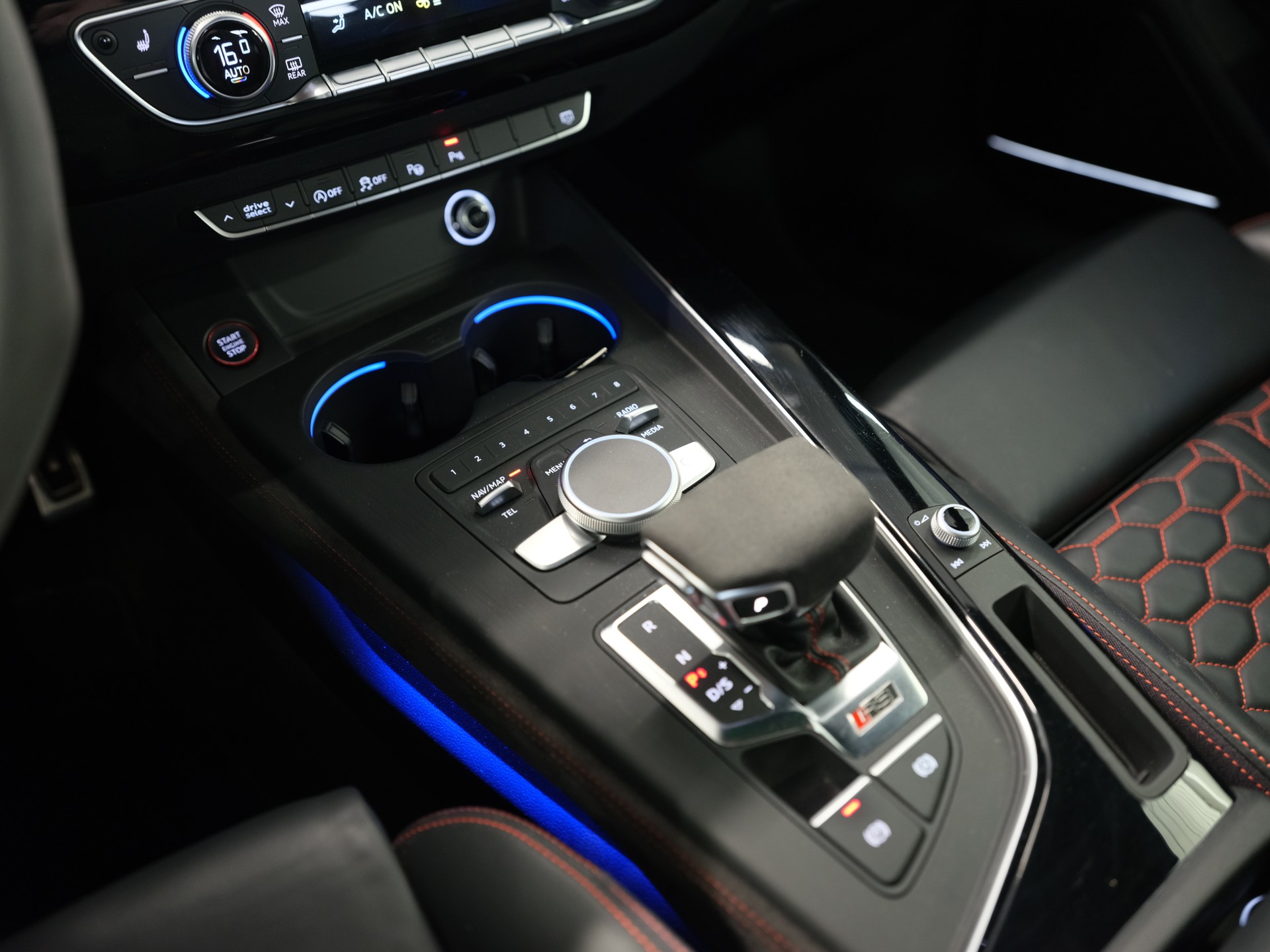 AUDI RS5 Coupé 2.9 TFSI quattro tiptronic *Ambientebeleuchtung* *Head up Display* *Lederausstattung*-image-25
