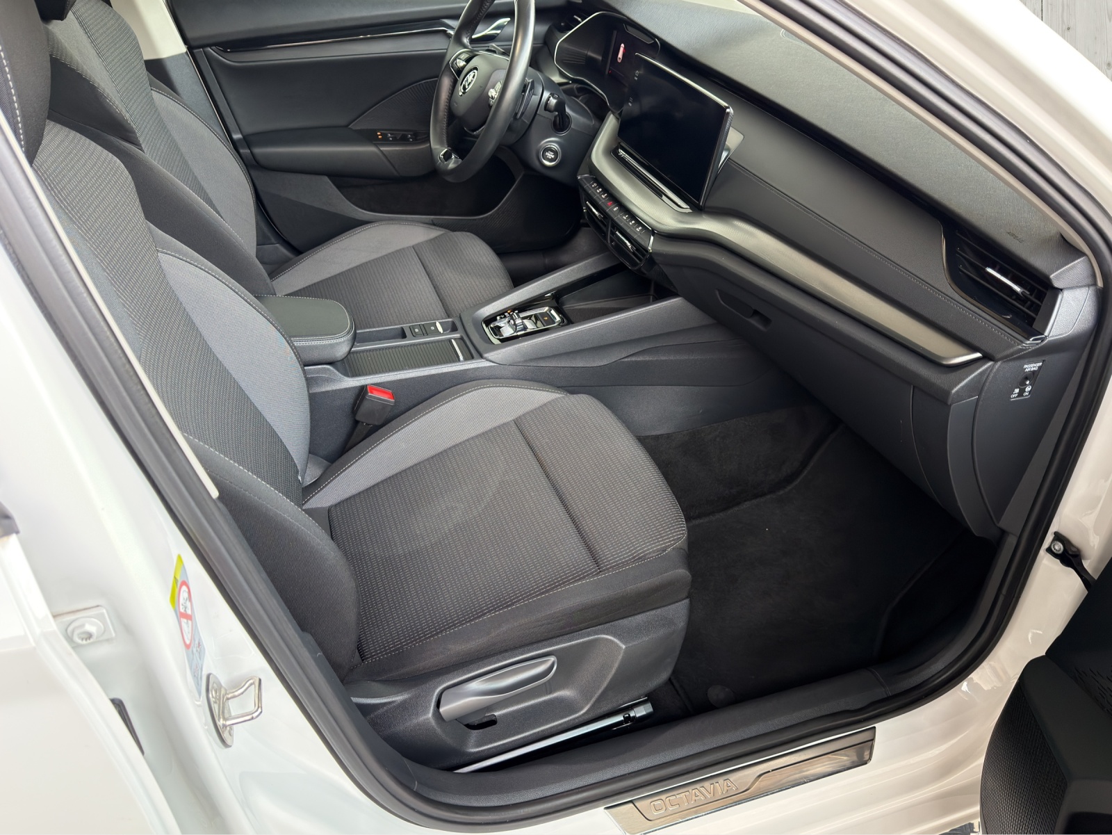 SKODA Octavia Combi 1.4 TSI PHEV DSG Style-image-12
