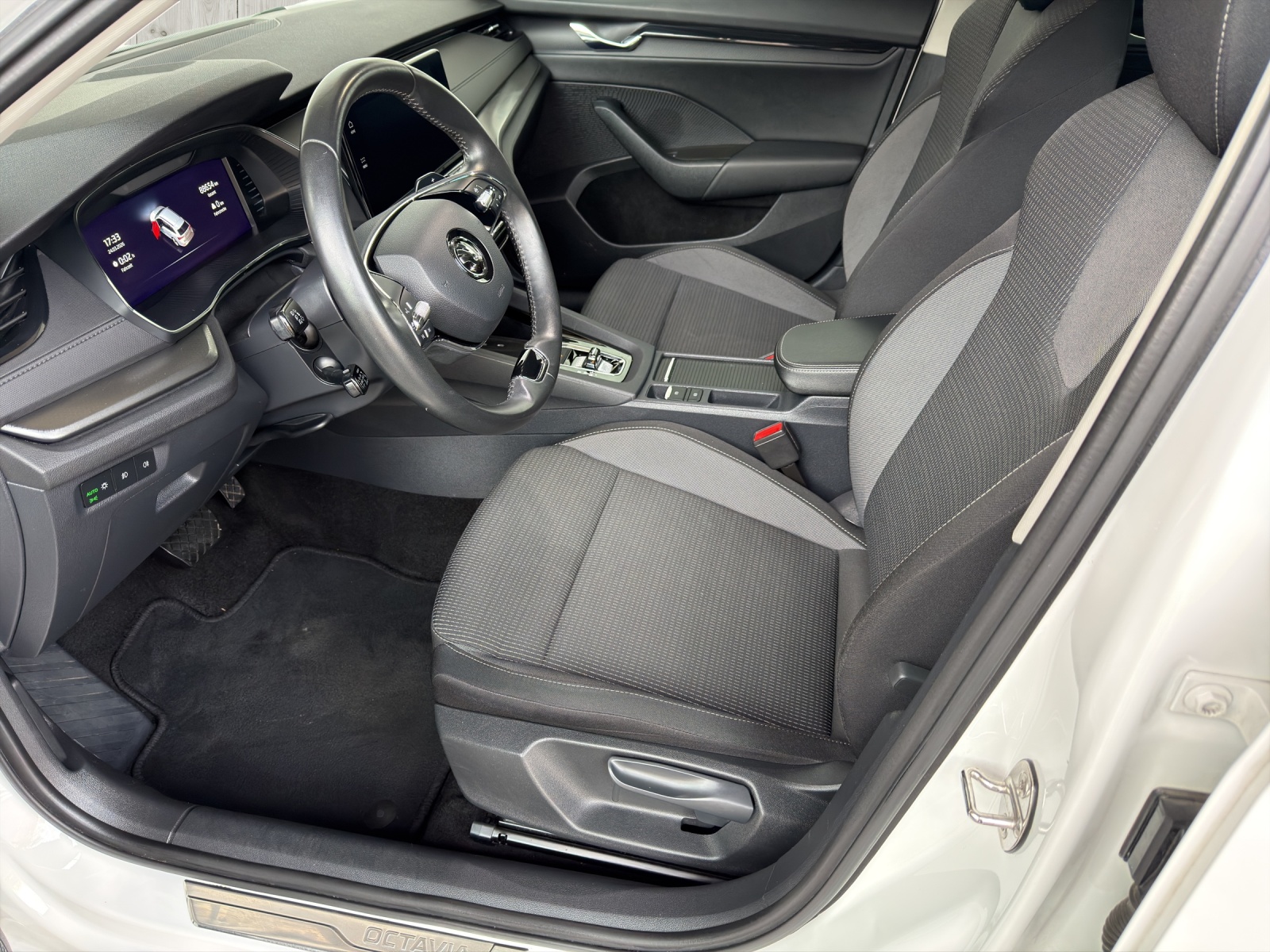 SKODA Octavia Combi 1.4 TSI PHEV DSG Style-image-9