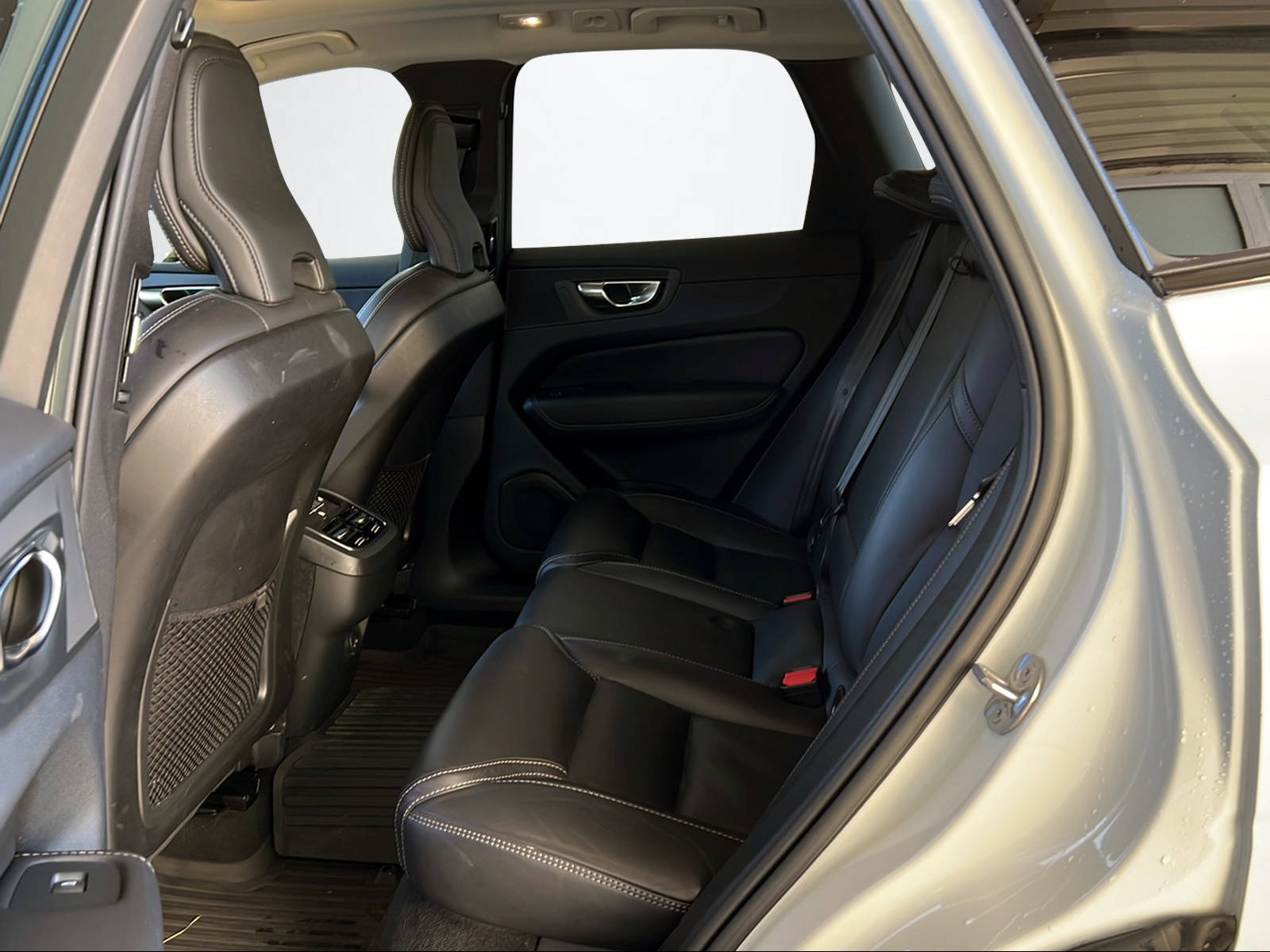 VOLVO XC60 2.0 B5 MH Ultimate Dark AWD-image-10