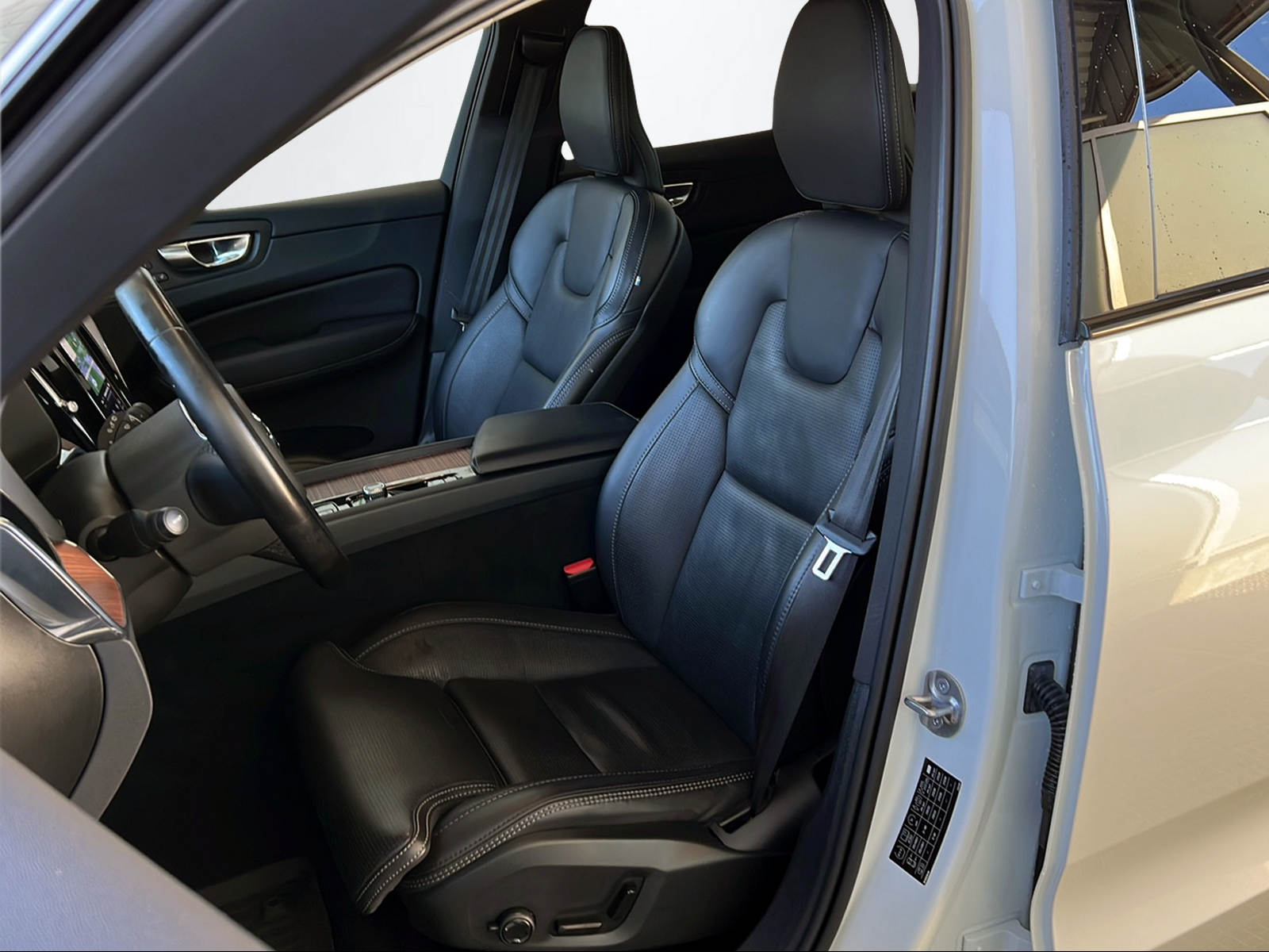 VOLVO XC60 2.0 B5 MH Ultimate Dark AWD-image-14